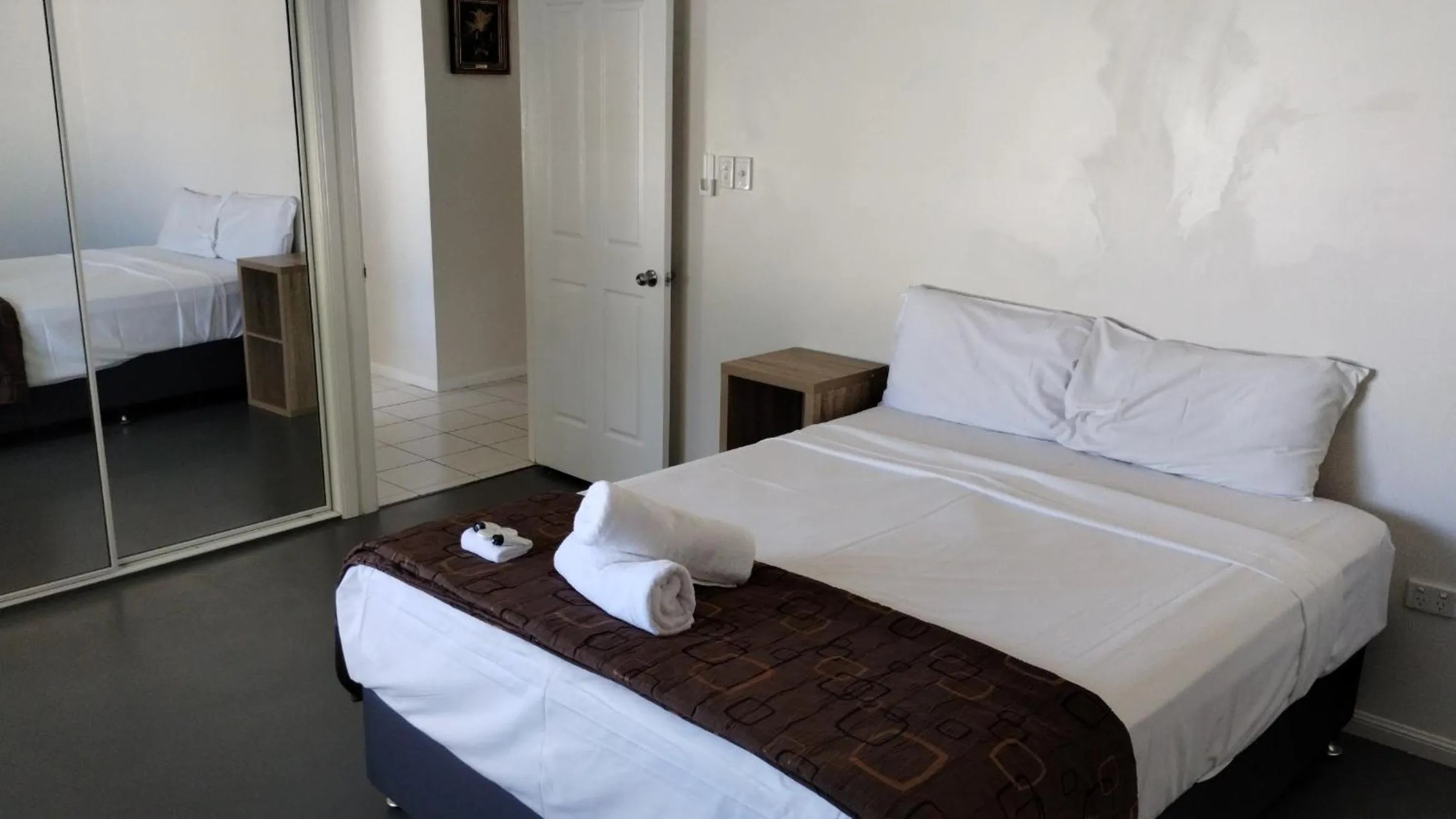 Bedroom, Bed in Tully Motel