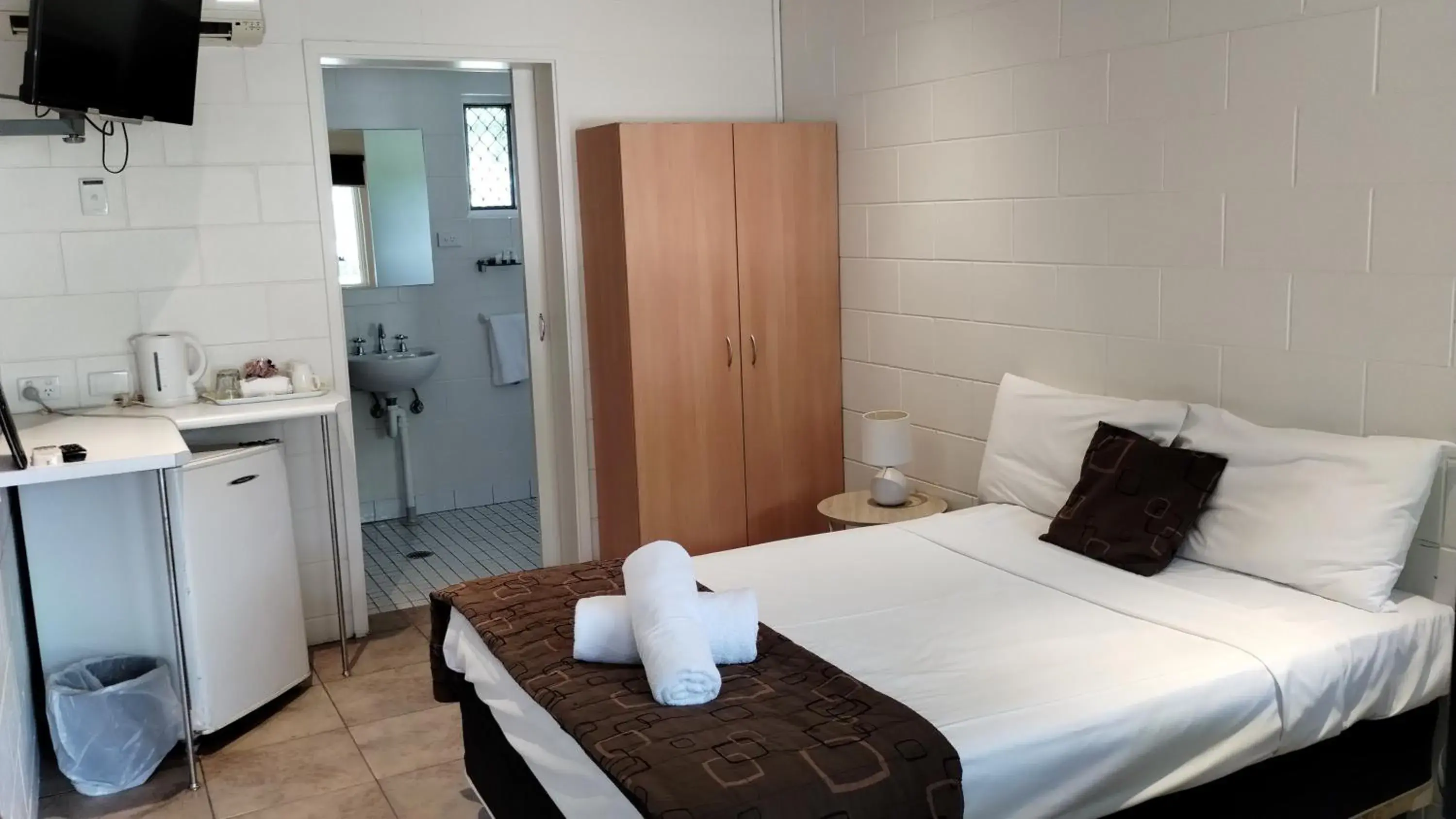 Basic Double Room in Tully Motel Basic Double Room in Tully Motel