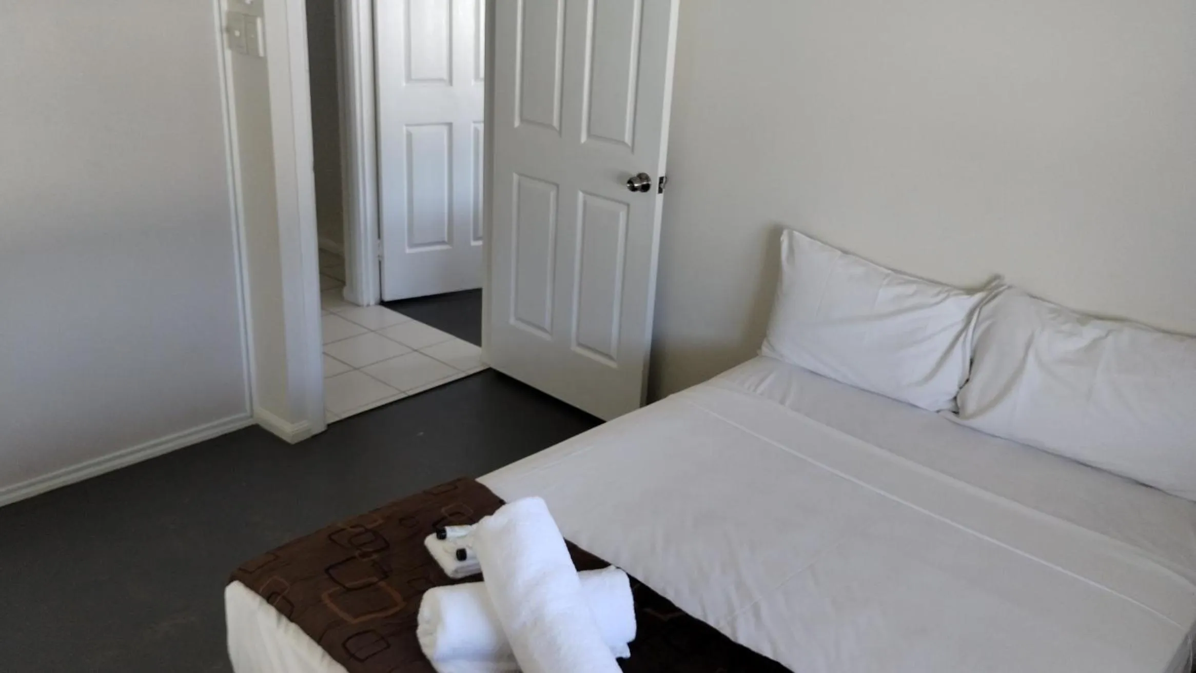 Bedroom, Bed in Tully Motel