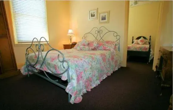 Bed in Westbury Gingerbread Cottages Bed in Westbury Gingerbread Cottages