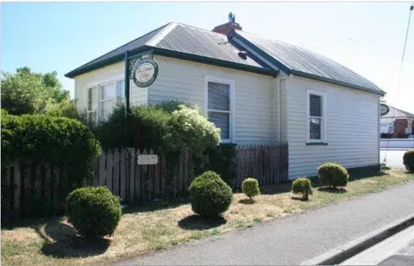 The Corner Cottage in Westbury Gingerbread Cottages The Corner Cottage in Westbury Gingerbread Cottages