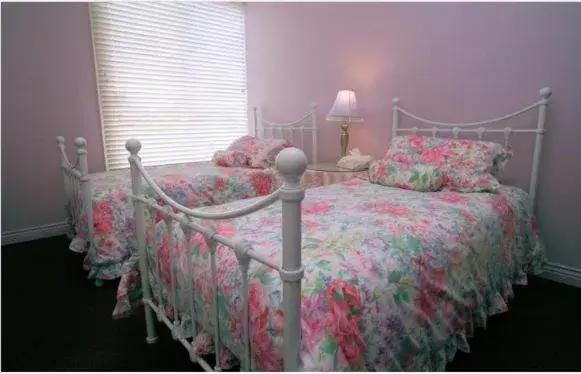 Bed in Westbury Gingerbread Cottages Bed in Westbury Gingerbread Cottages