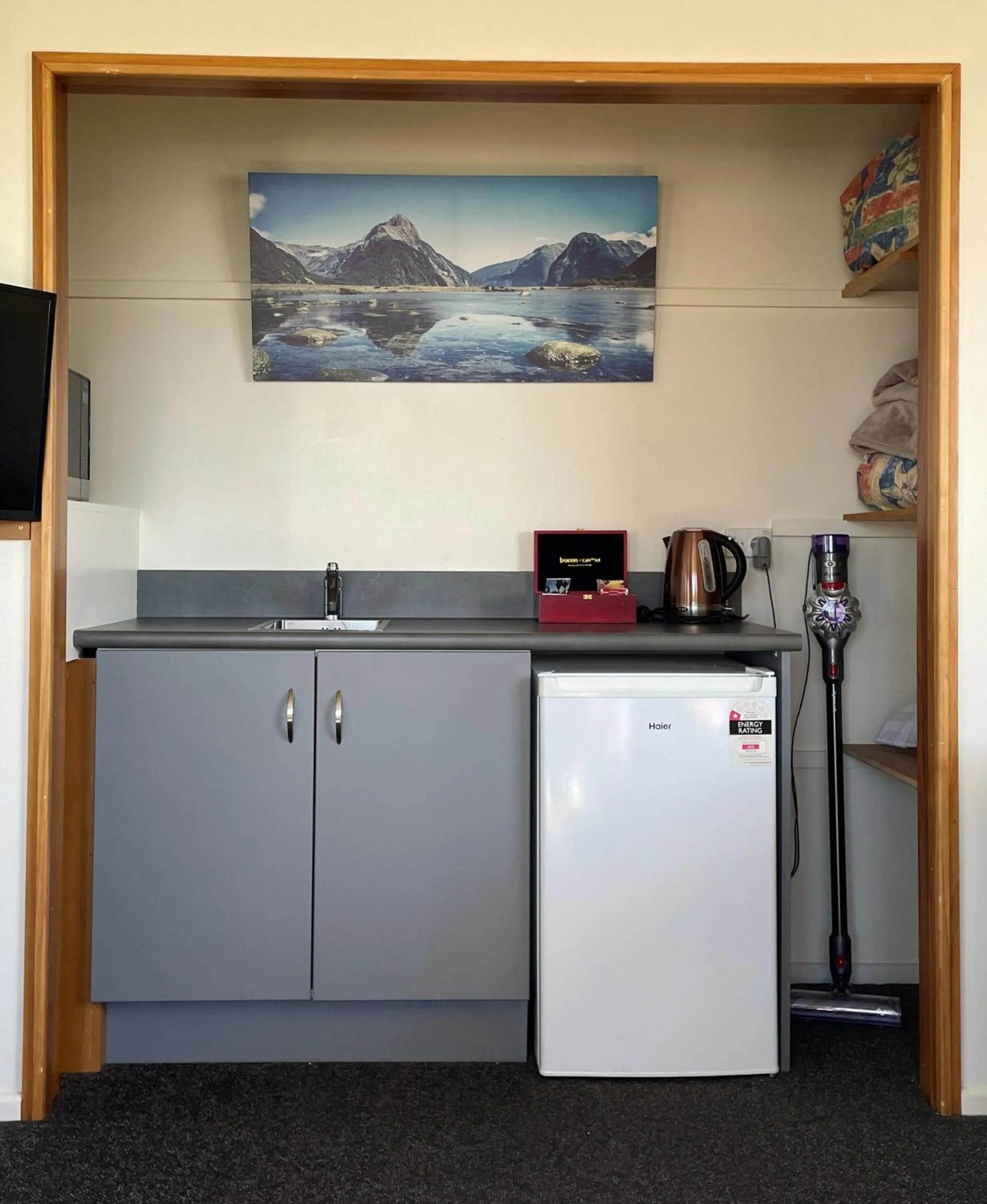 Coffee/tea facilities in Colonial Motel