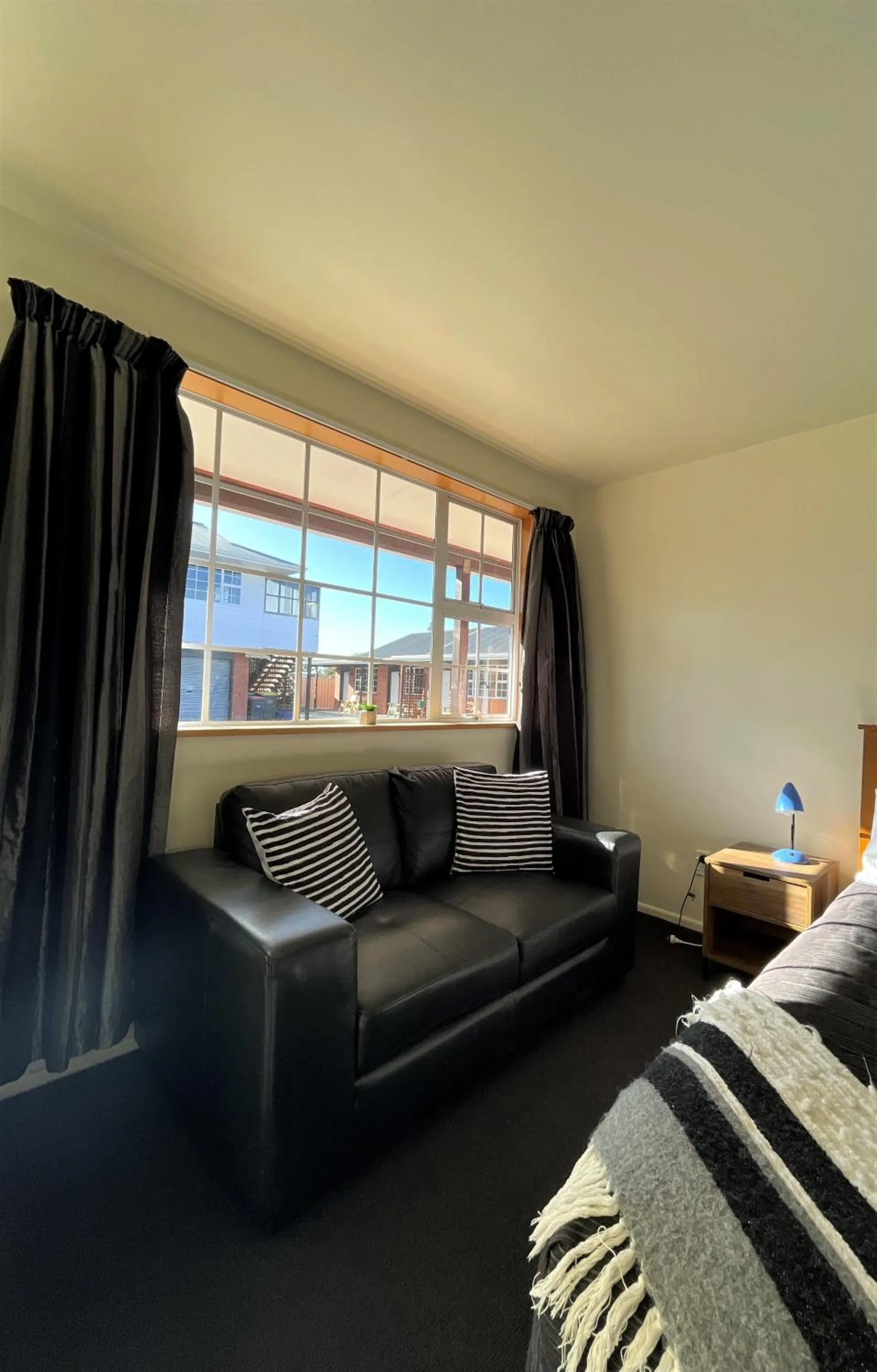 Seating area, Bed in Colonial Motel