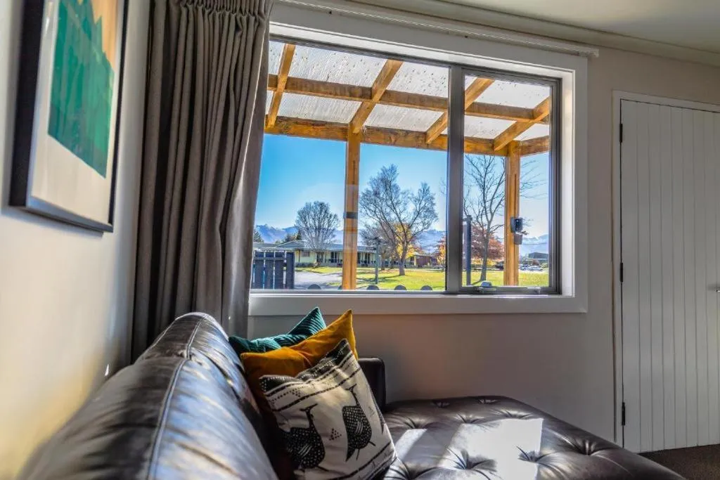 Living room in Colonial Motel