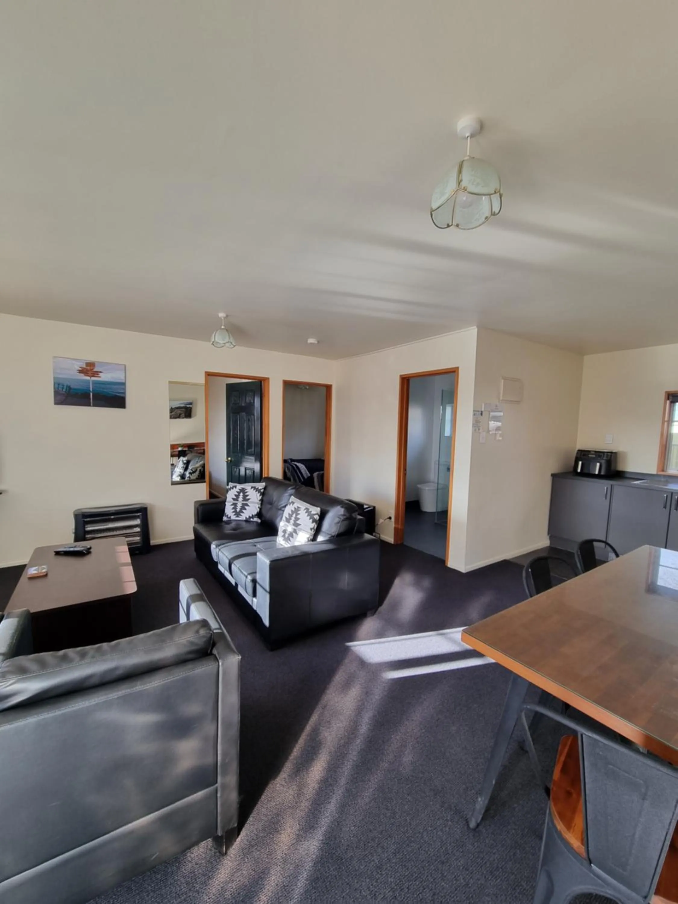 Living room in Colonial Motel