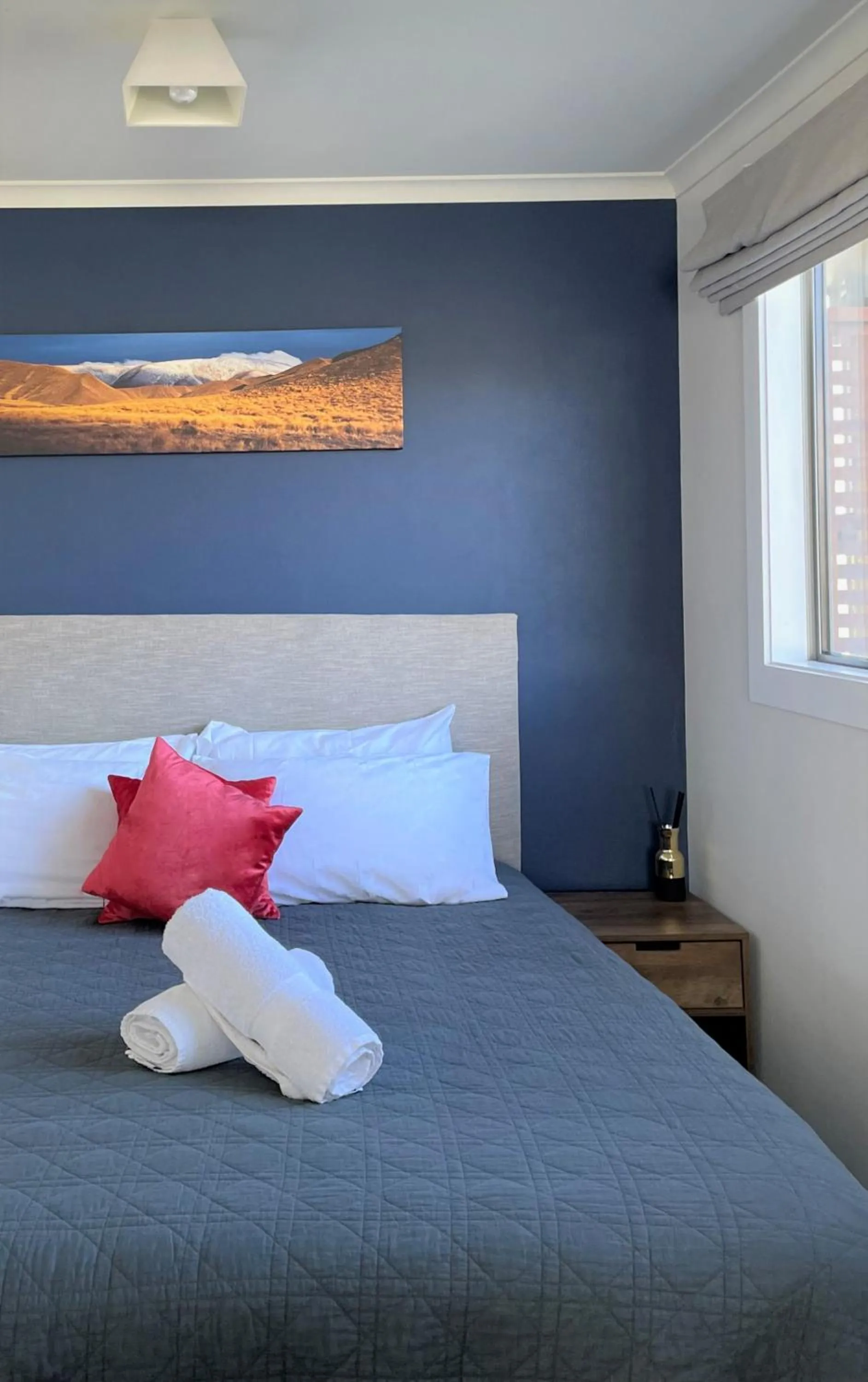 Bedroom, Bed in Colonial Motel