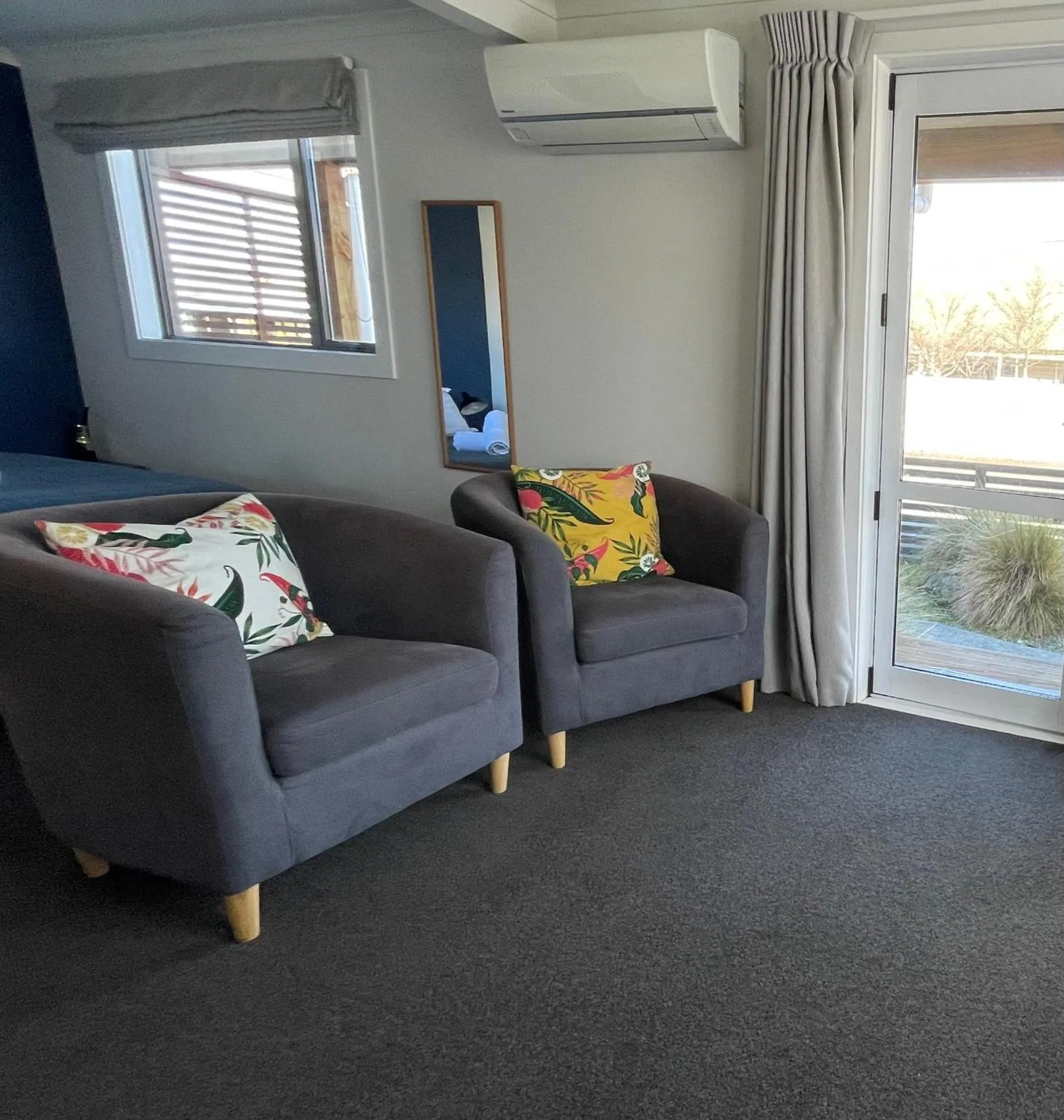 Living room in Colonial Motel