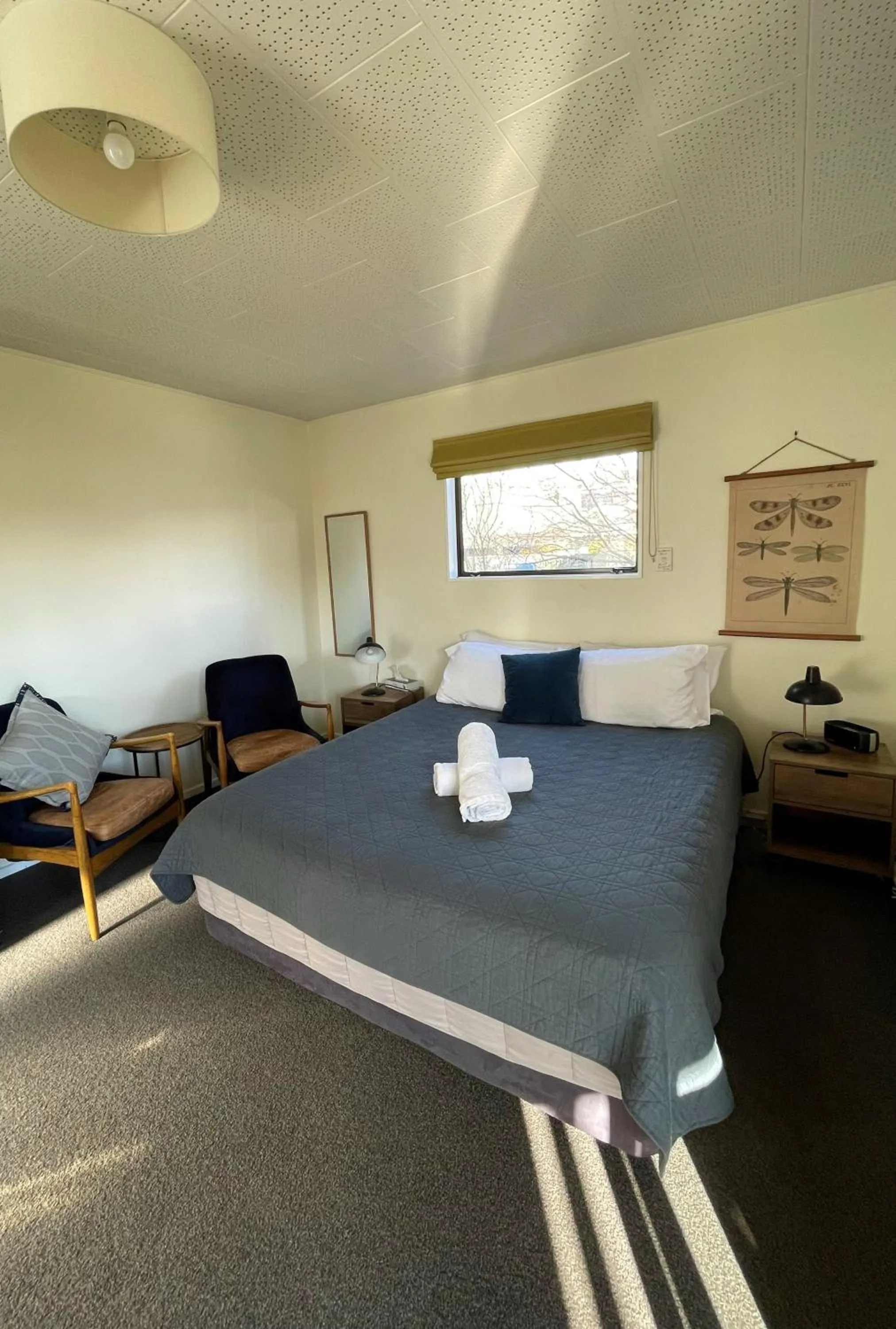 Photo of the whole room, Bed in Colonial Motel