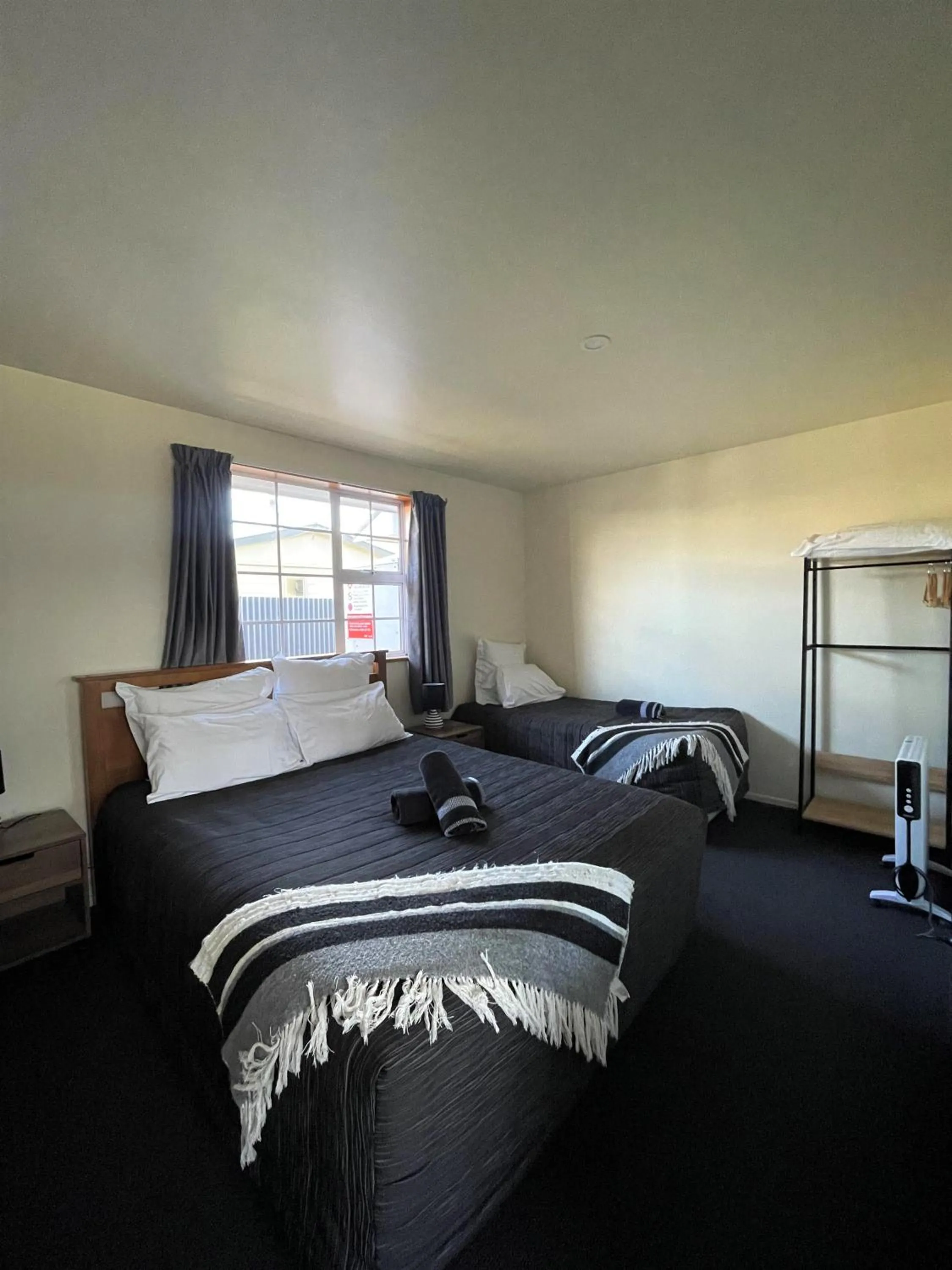 Bedroom, Bed in Colonial Motel