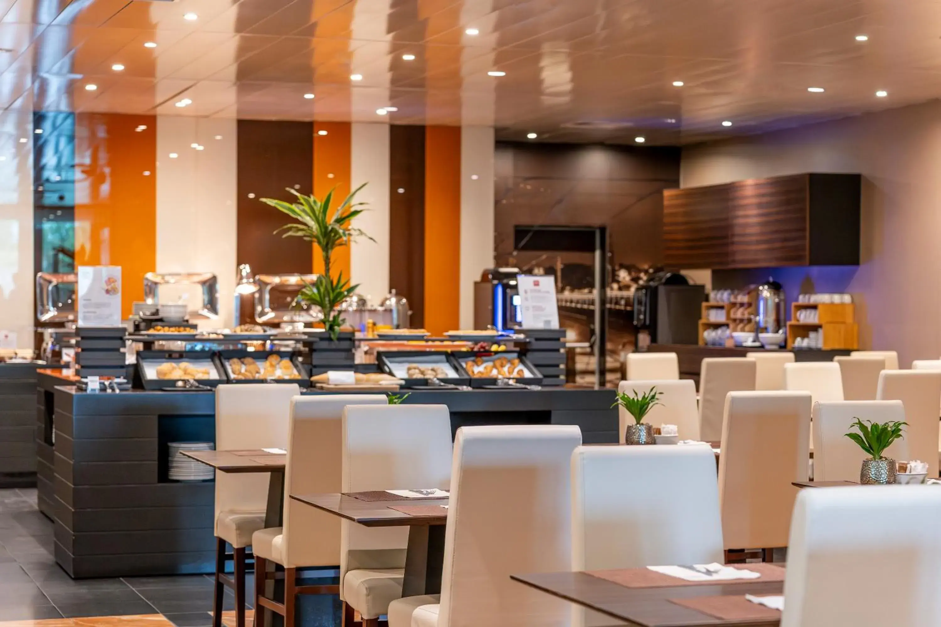 Restaurant/places to eat in HF Ipanema Porto Restaurant/places to eat in HF Ipanema Porto