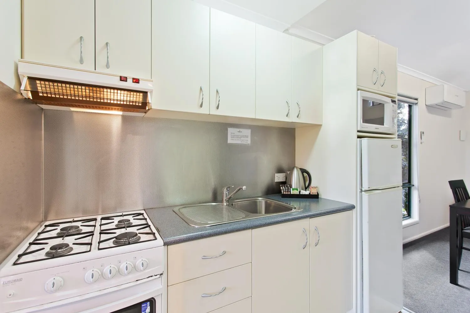 Kitchen or kitchenette in Landsborough Holiday Park
