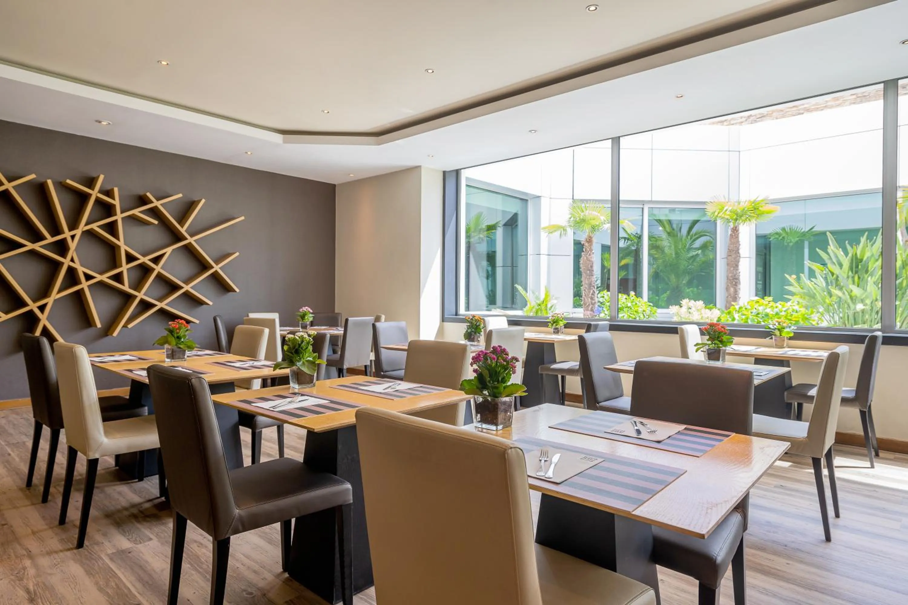 Restaurant/places to eat in HF Ipanema Park