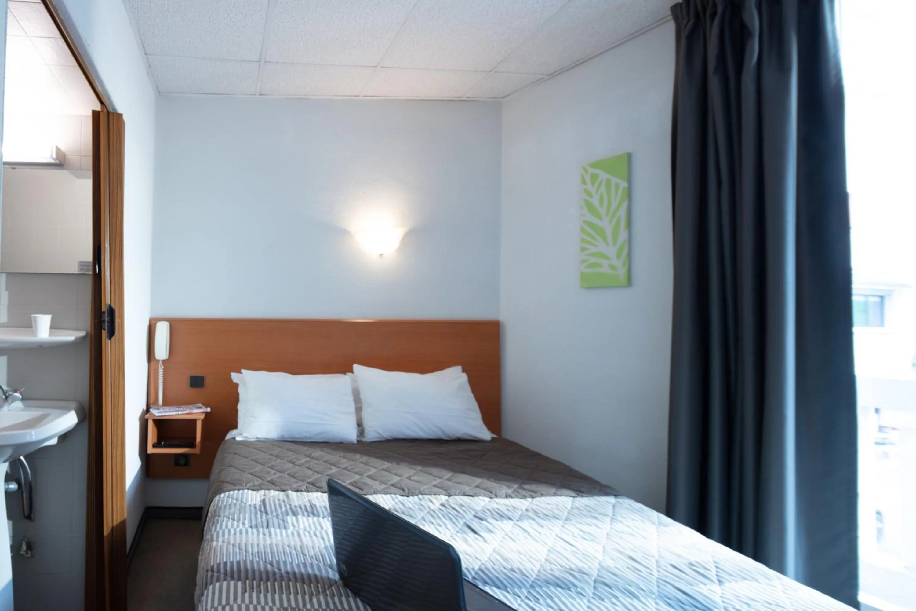 Photo of the whole room, Bed in Hôtel Compostelle