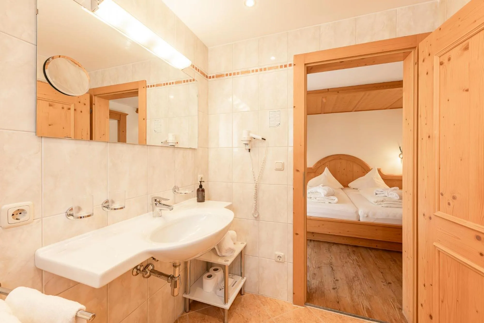 Bathroom, Bed in Alpenpension Pfurtscheller
