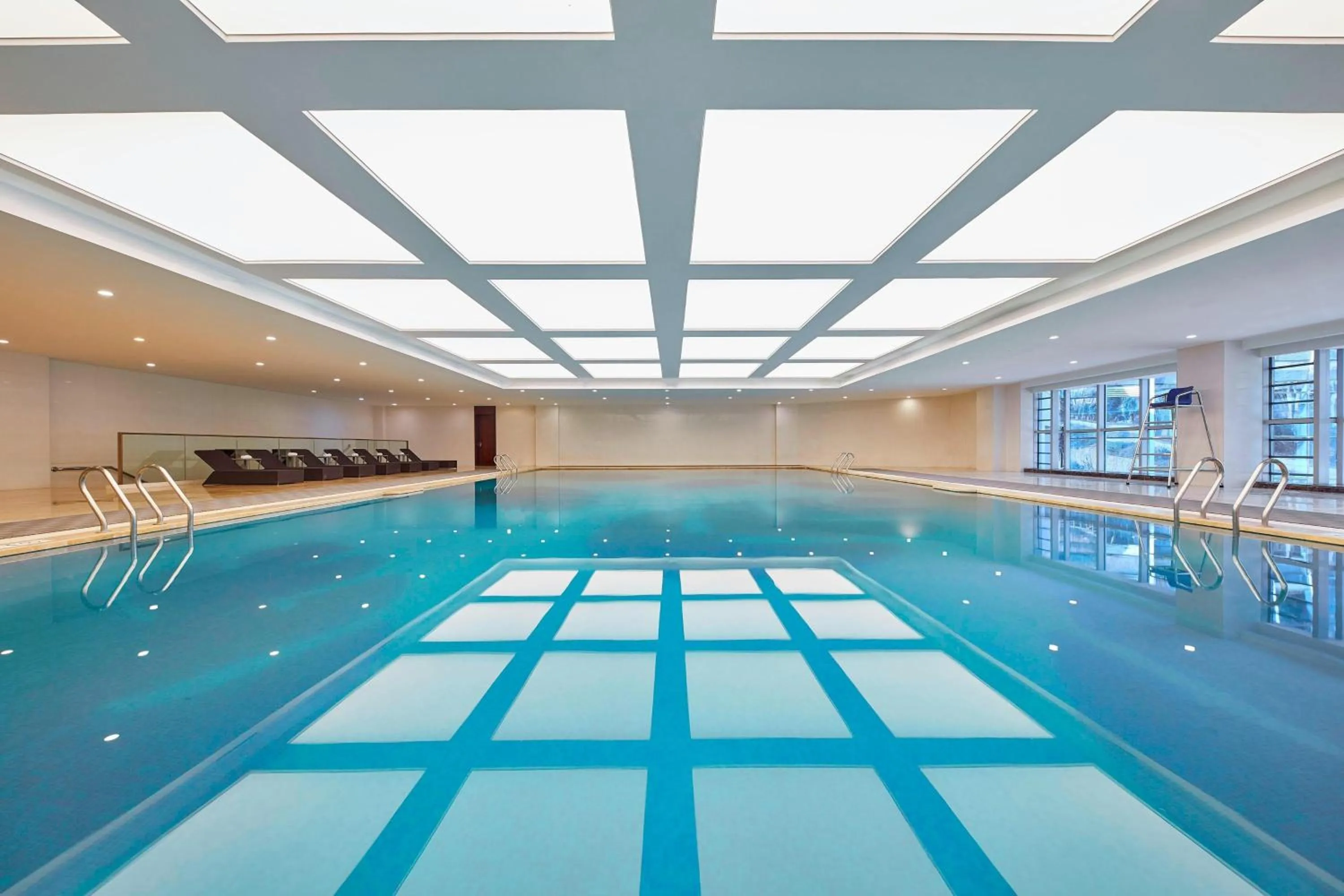 Swimming pool in Four Points by Sheraton Liupanshui