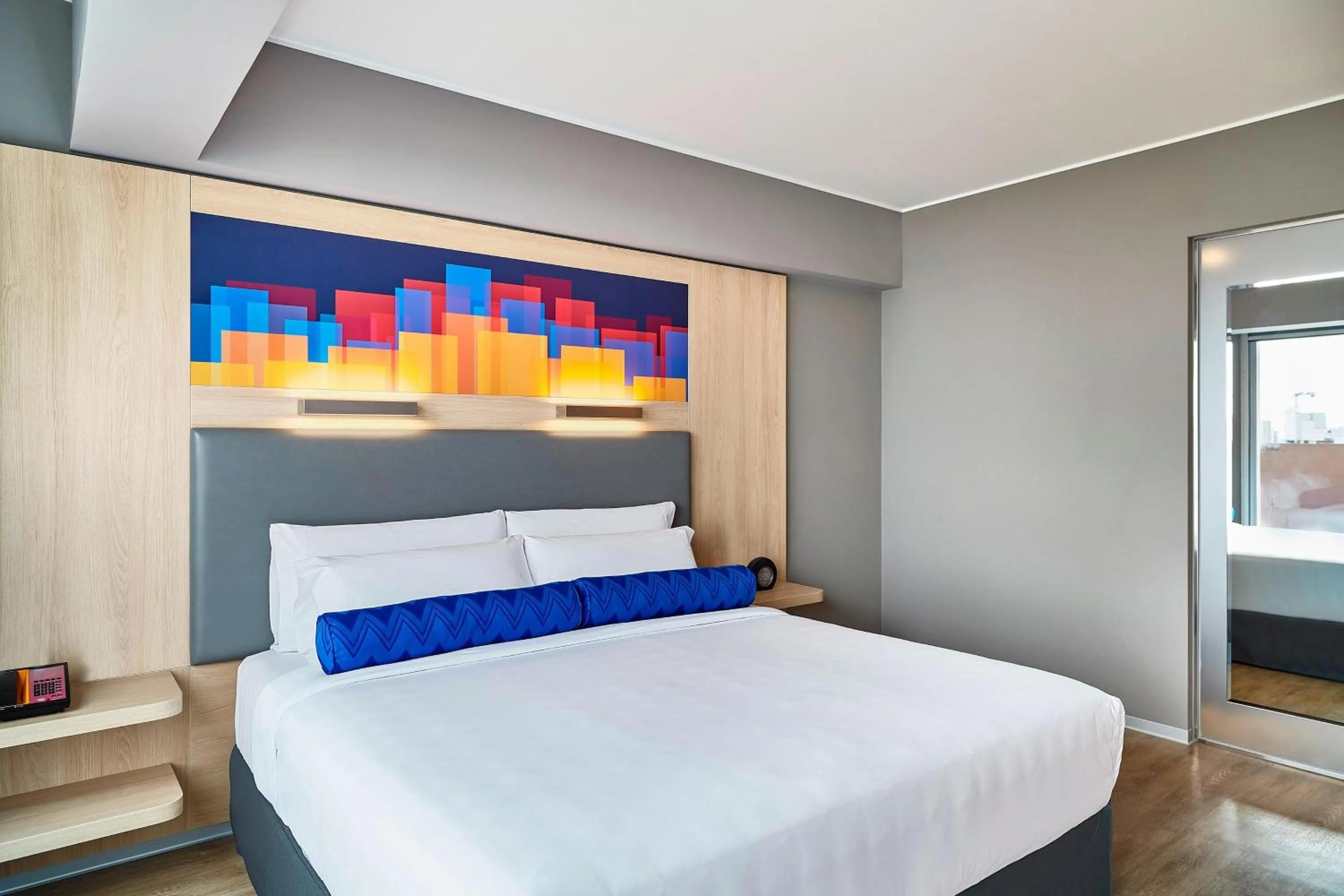 Photo of the whole room, Bed in Aloft Lima Miraflores