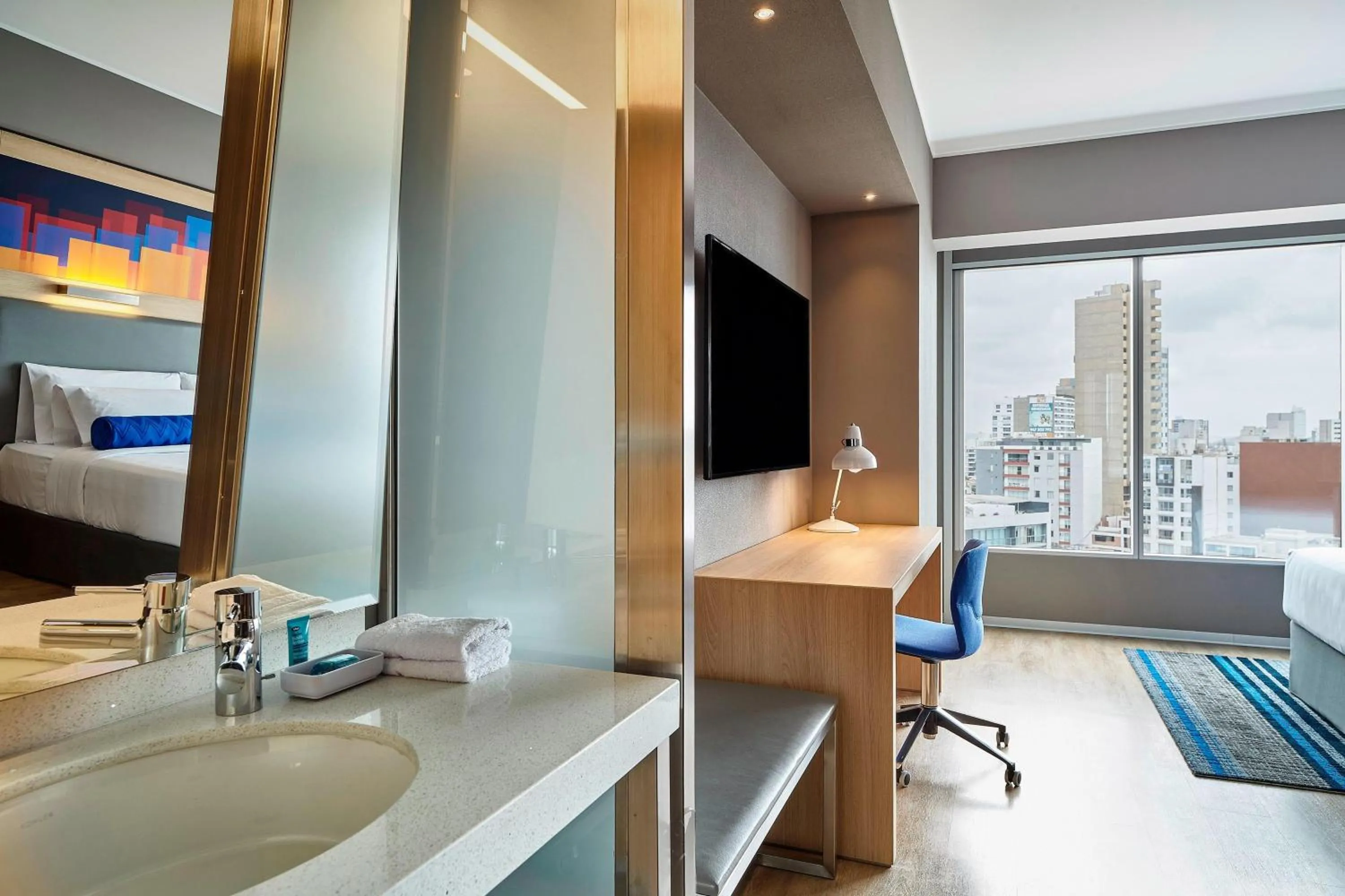 Photo of the whole room, Bed in Aloft Lima Miraflores