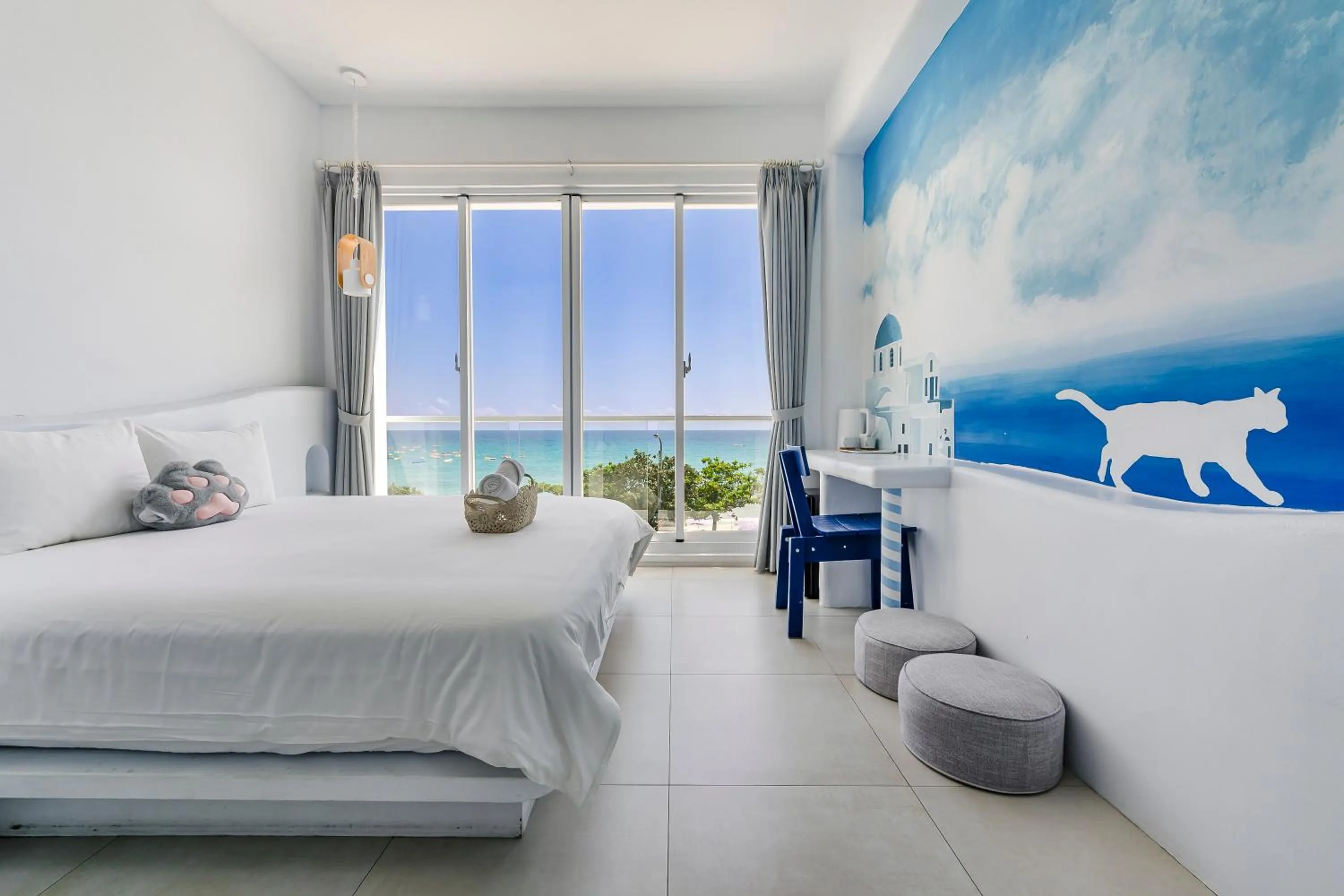 Photo of the whole room, Bed in Cat at Greece