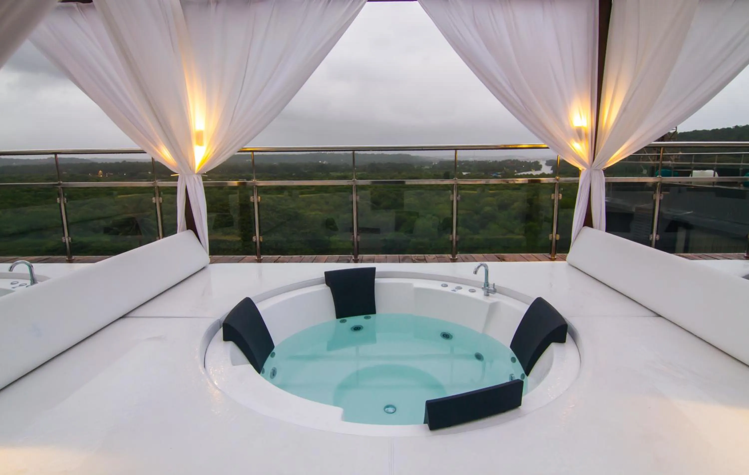 Hot Tub in SinQ Prive