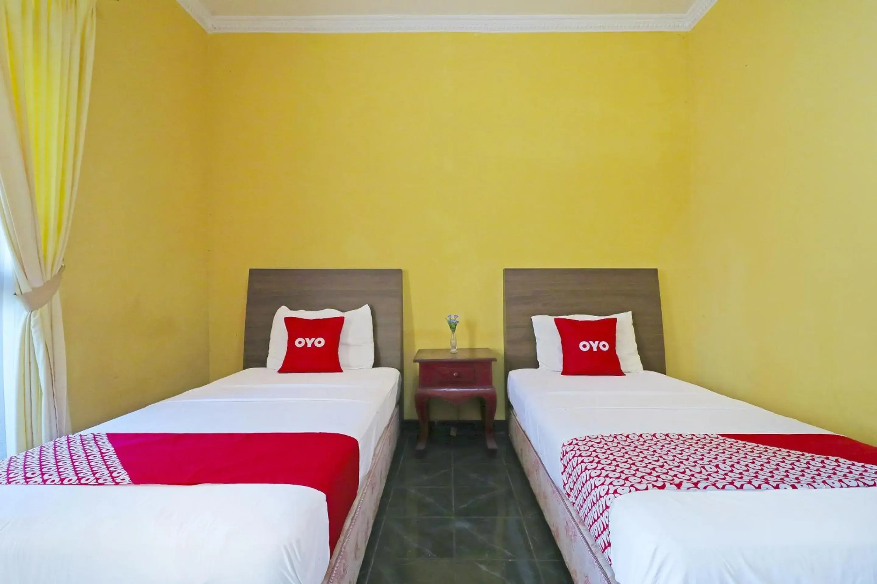 Superior Twin Room in RedDoorz near RSUD R Syamsudin Sukabumi Superior Twin Room in RedDoorz near RSUD R Syamsudin Sukabumi