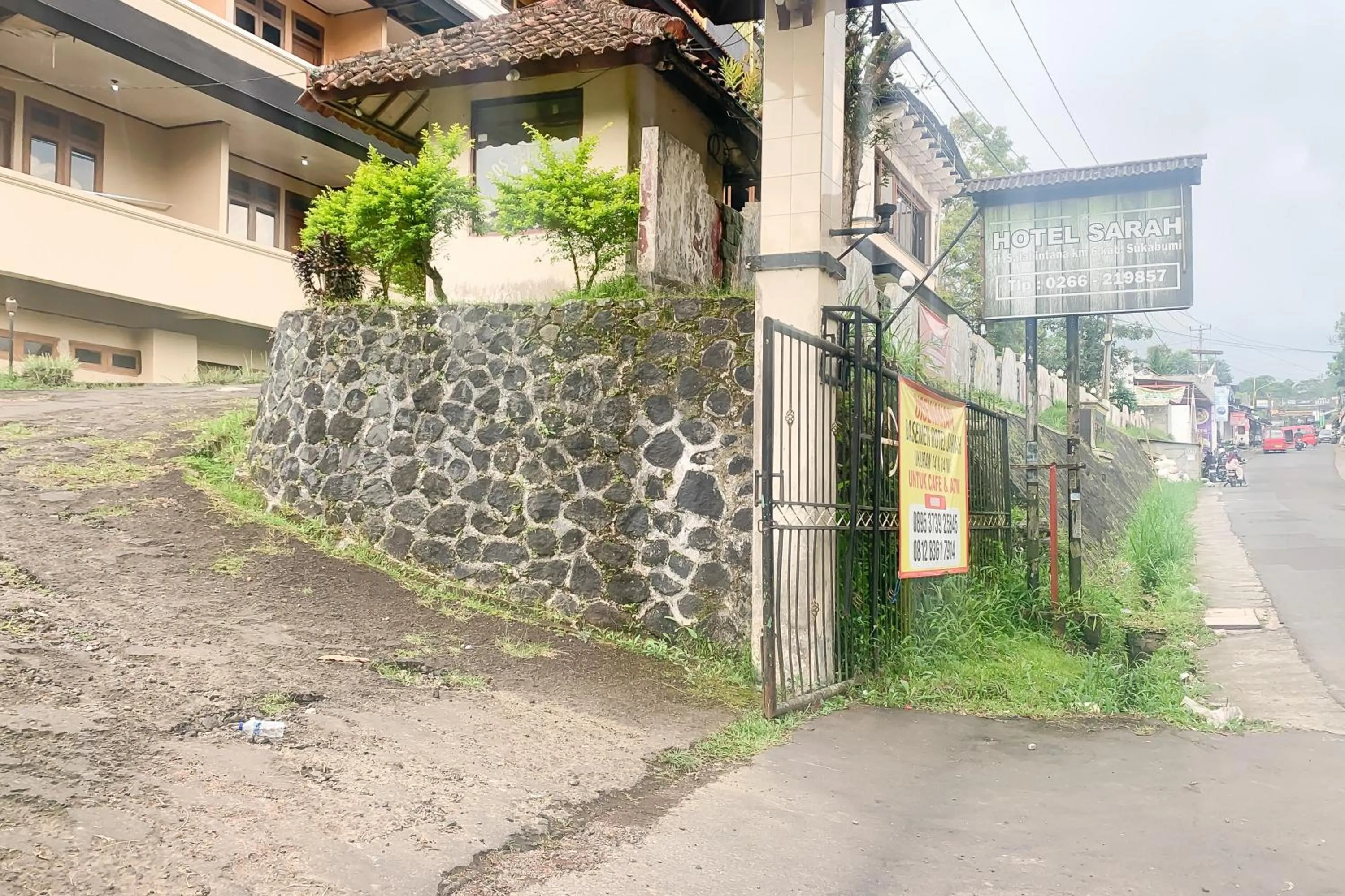 Facade/entrance in RedDoorz near RSUD R Syamsudin Sukabumi