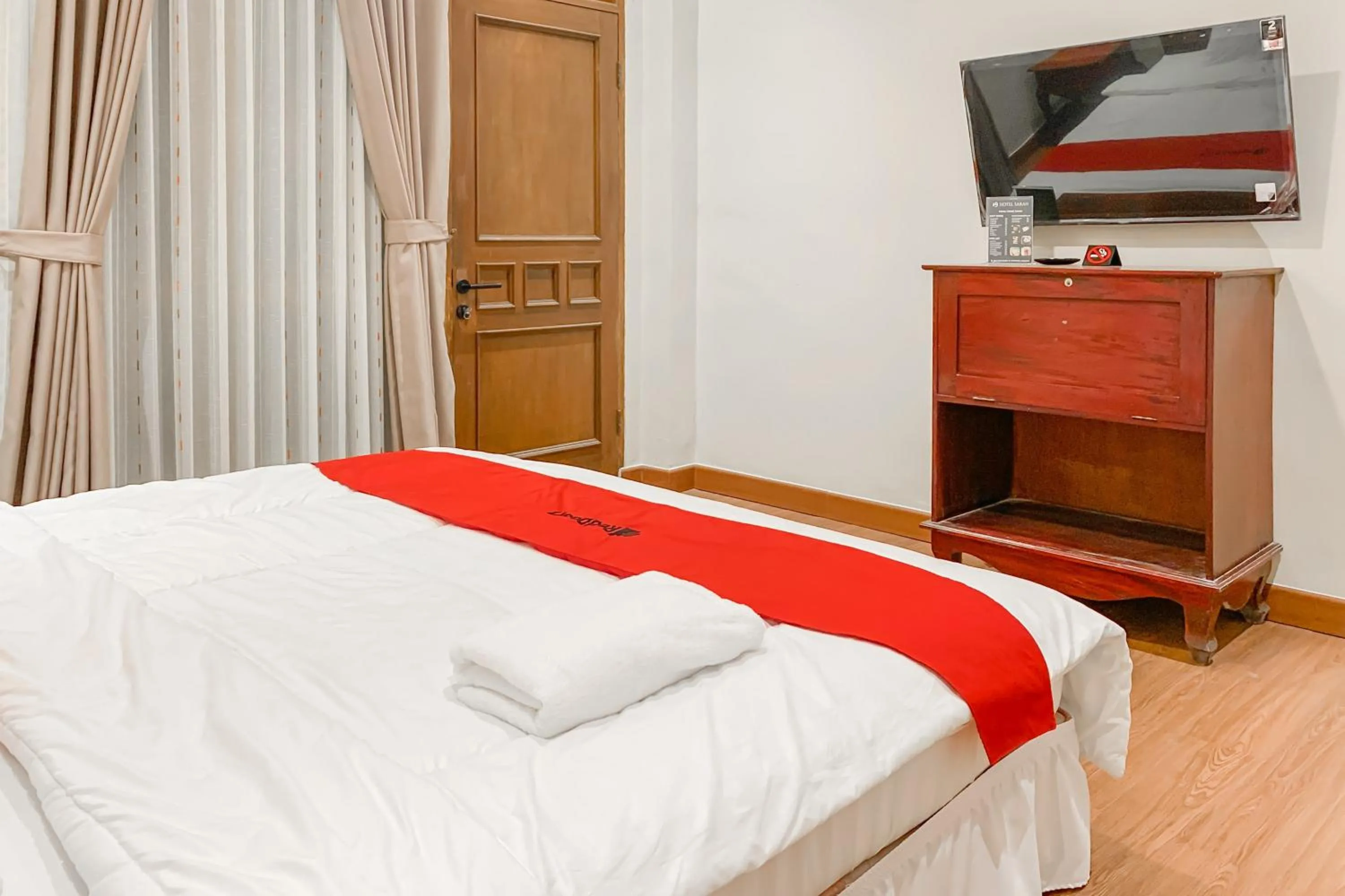 Bedroom, Bed in RedDoorz near RSUD R Syamsudin Sukabumi