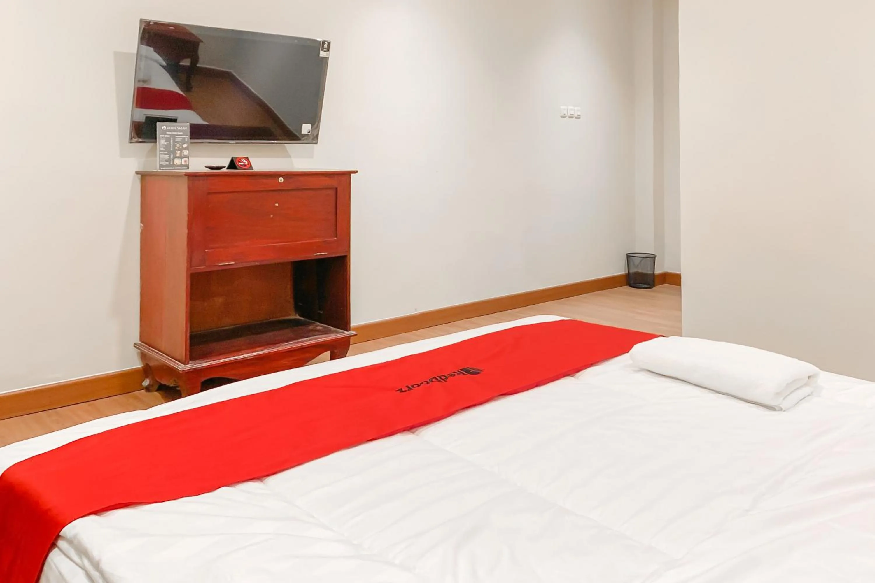 Bedroom, Bed in RedDoorz near RSUD R Syamsudin Sukabumi