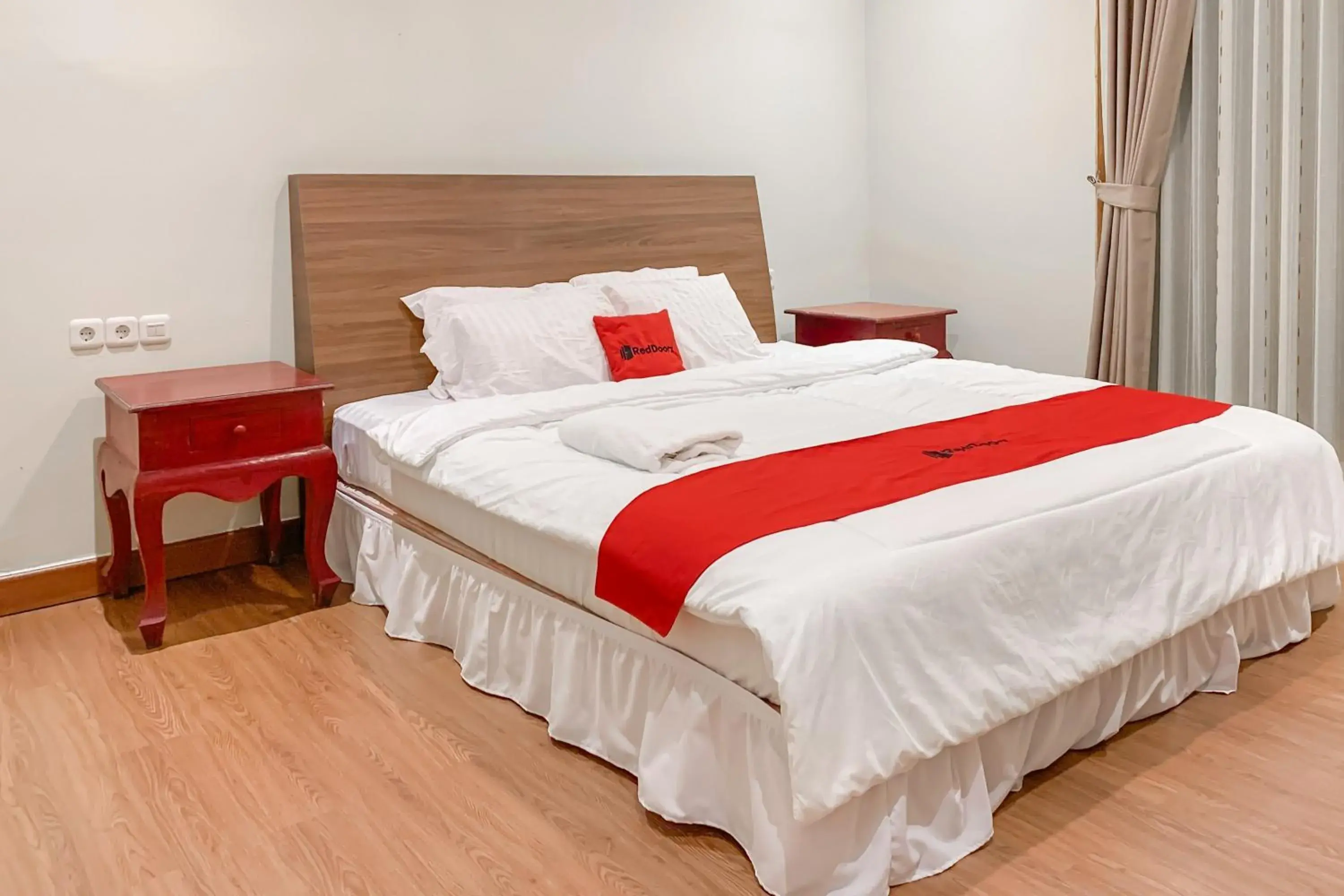 Deluxe Double Room in RedDoorz near RSUD R Syamsudin Sukabumi Deluxe Double Room in RedDoorz near RSUD R Syamsudin Sukabumi