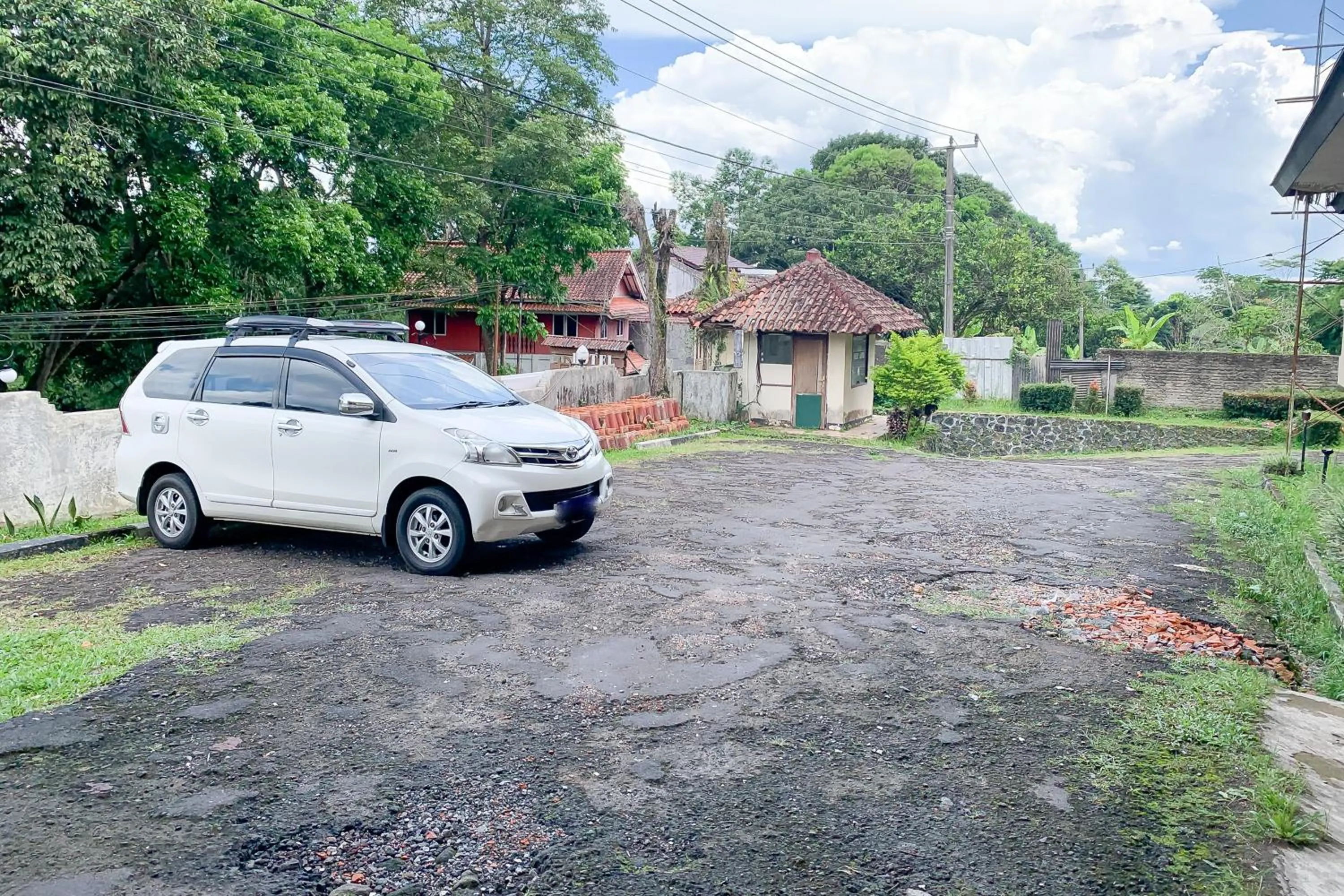 Parking in RedDoorz near RSUD R Syamsudin Sukabumi