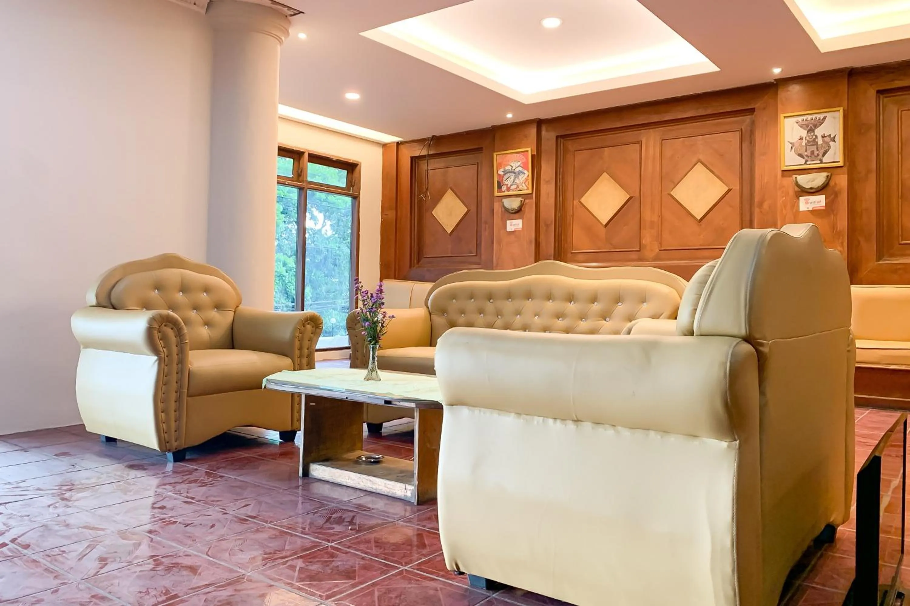 Seating area in RedDoorz near RSUD R Syamsudin Sukabumi