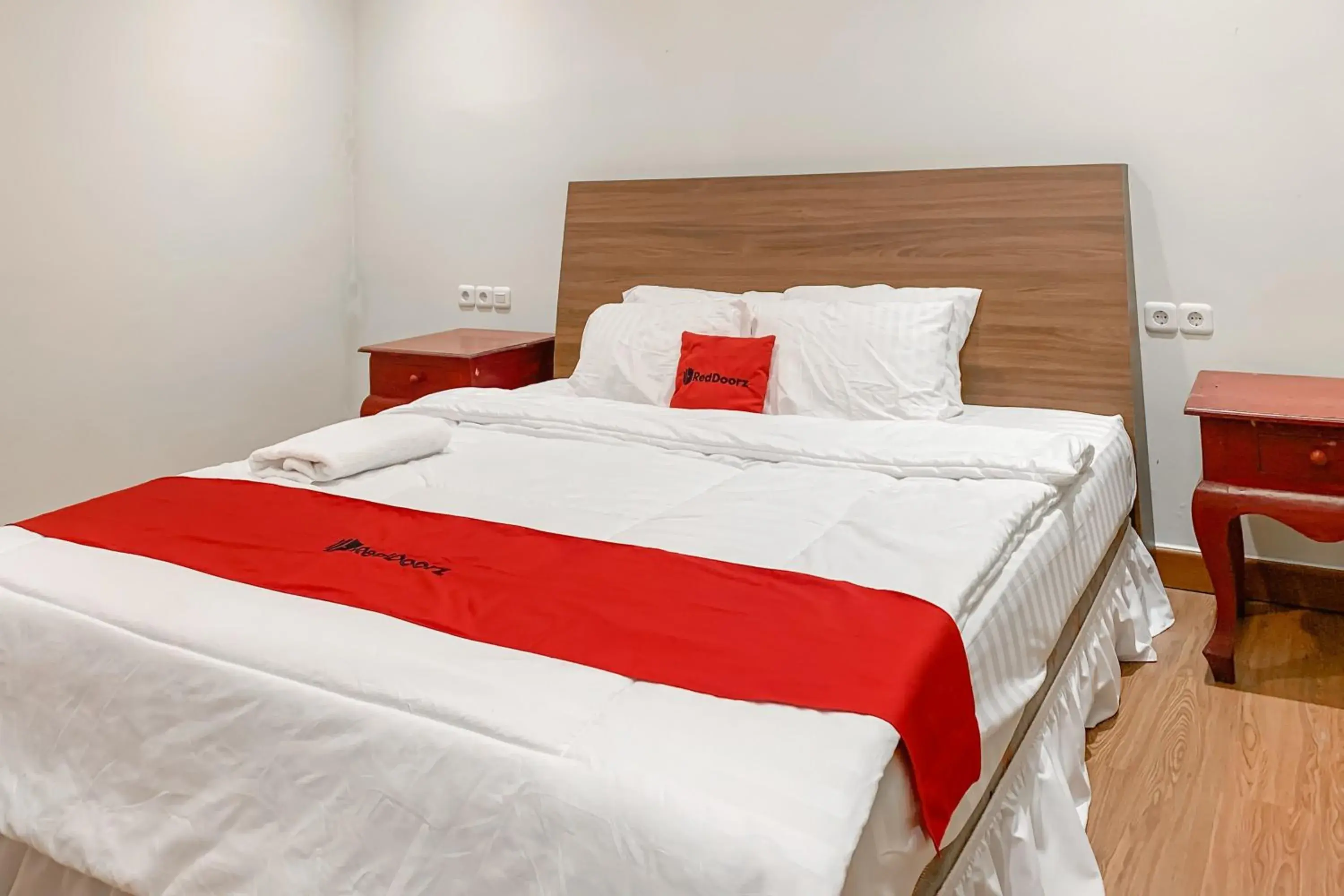 Deluxe Double Room in RedDoorz near RSUD R Syamsudin Sukabumi Deluxe Double Room in RedDoorz near RSUD R Syamsudin Sukabumi