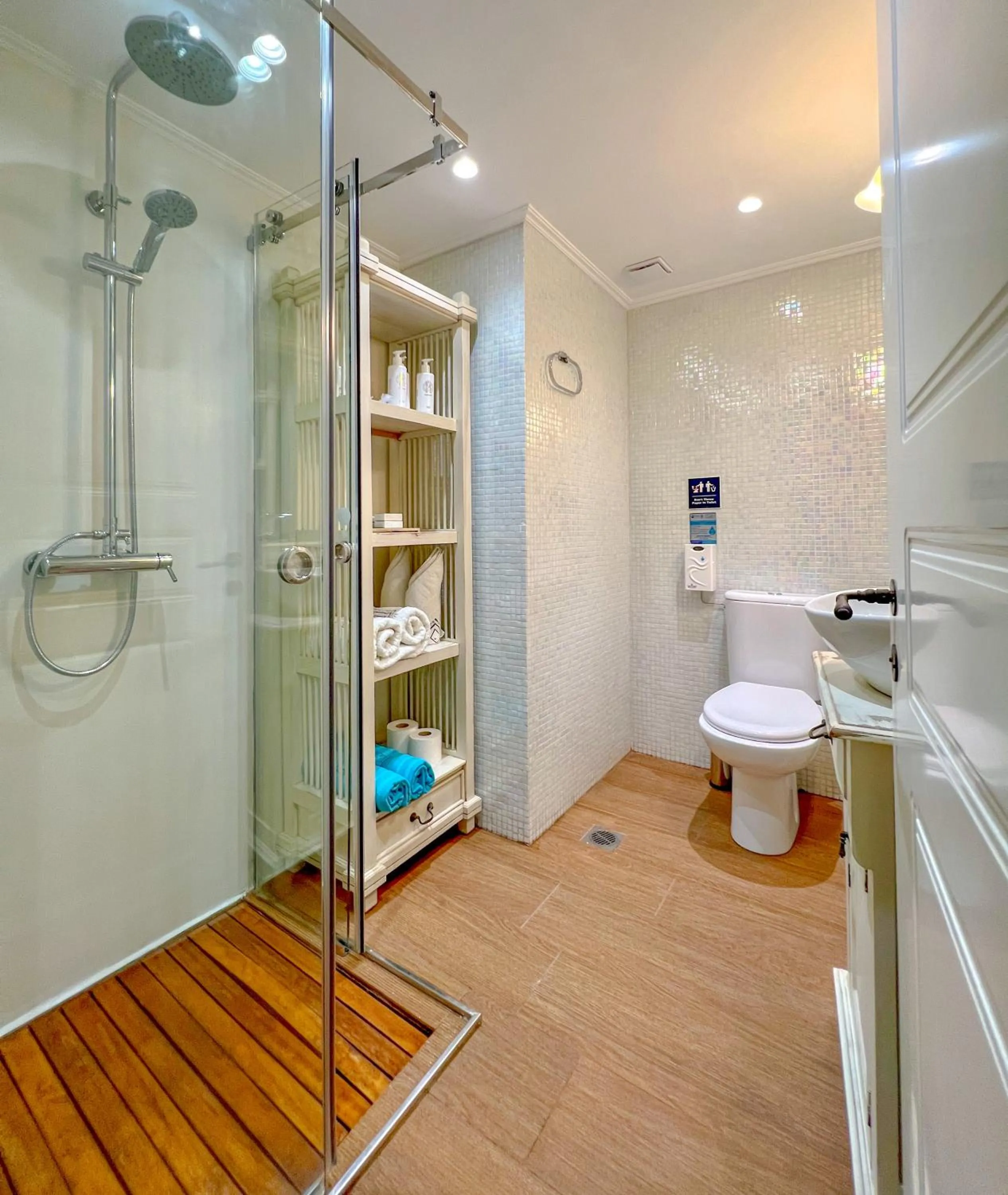 Shower in PortaDelMare deluxe suites