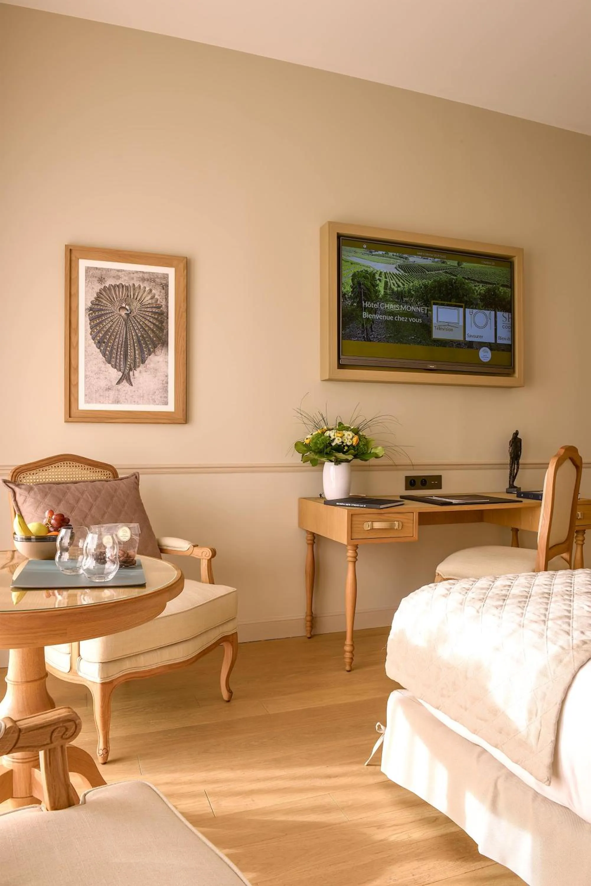 TV and multimedia, Bed in Hôtel Chais Monnet & Spa