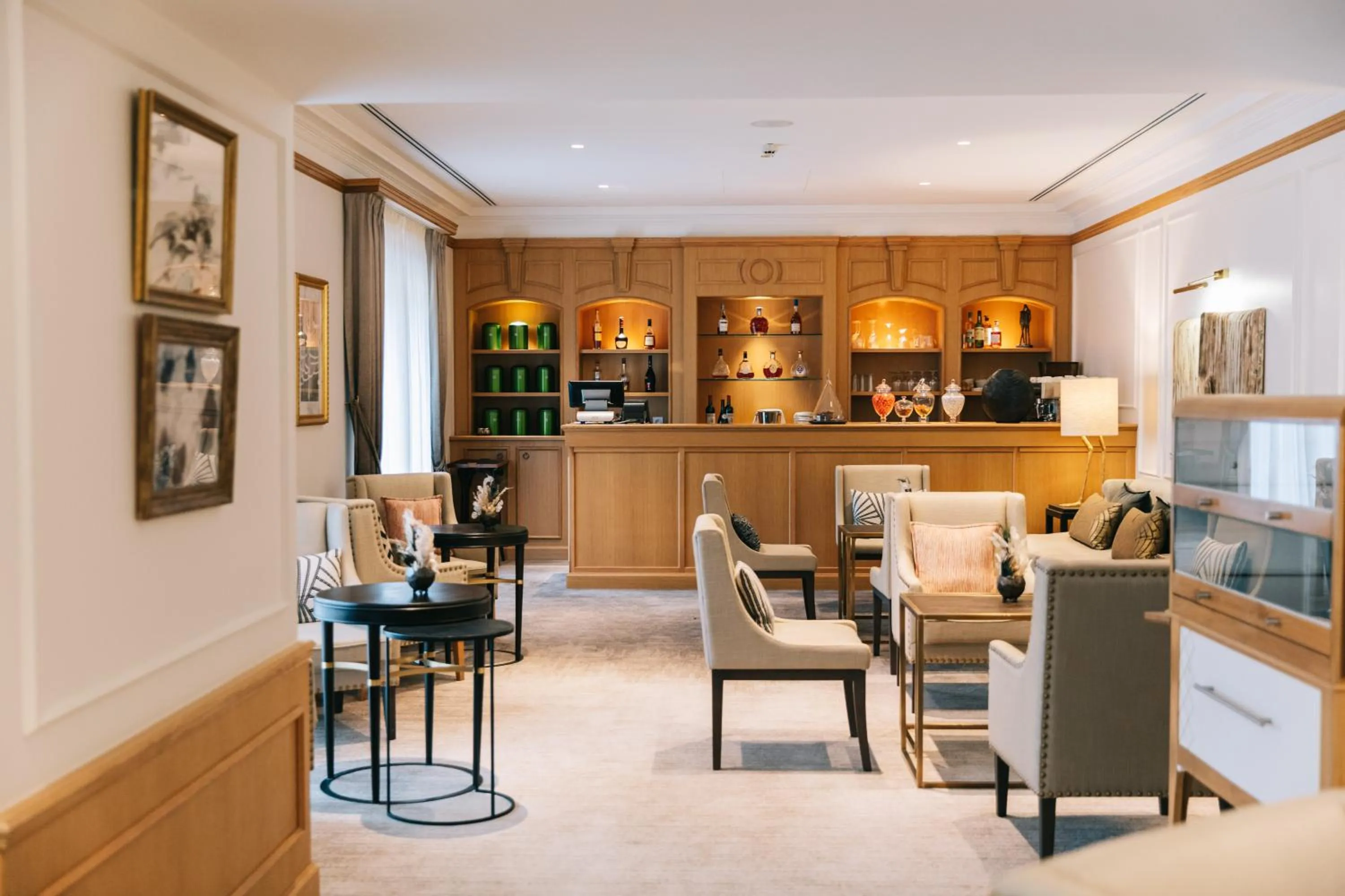 Lounge or bar in Hôtel Chais Monnet & Spa