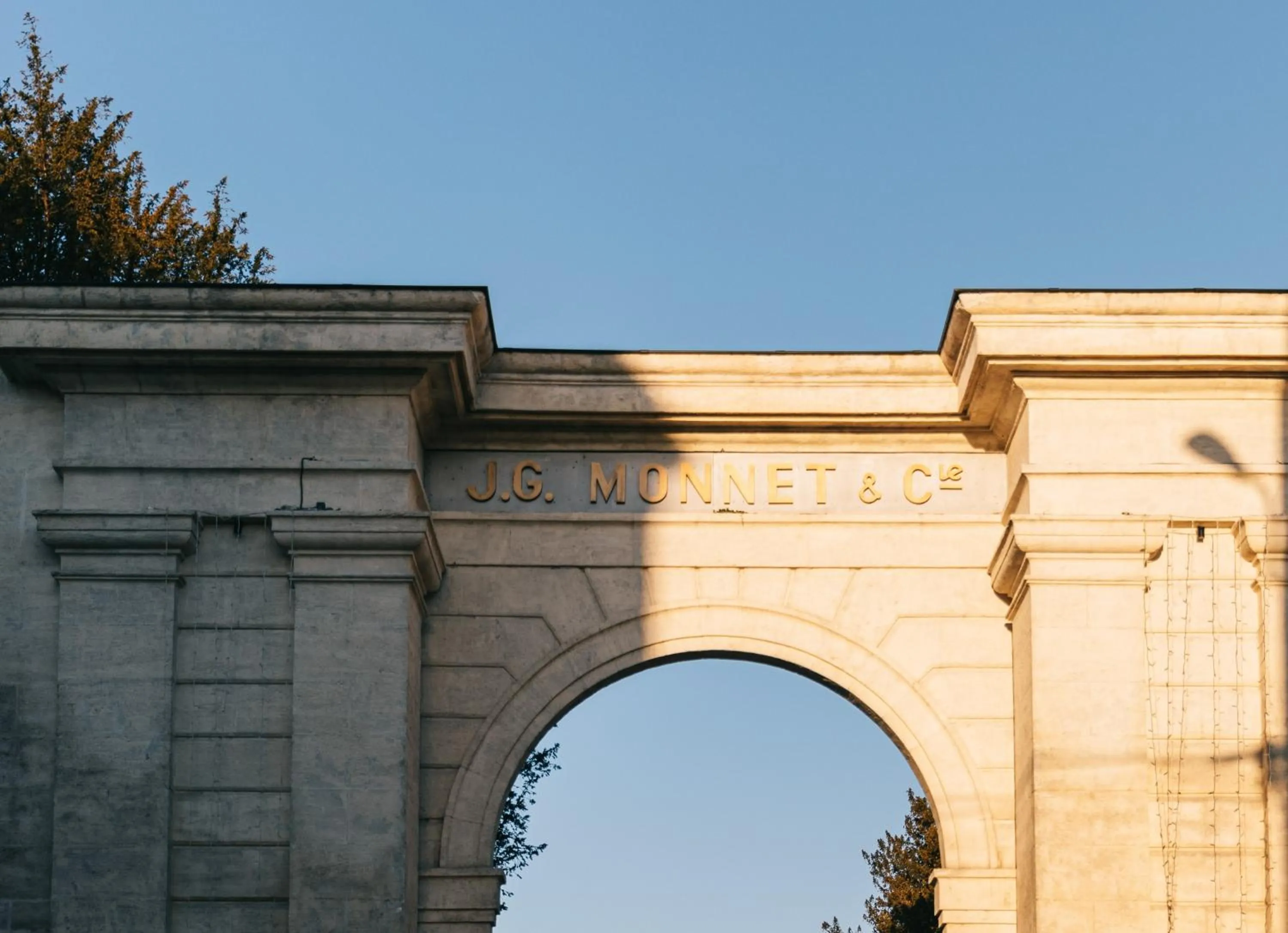 Facade/entrance in Hôtel Chais Monnet & Spa
