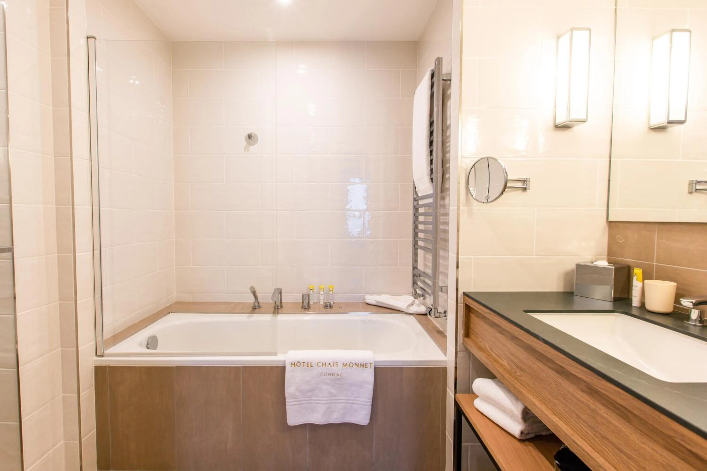 Bathroom in Hôtel Chais Monnet & Spa