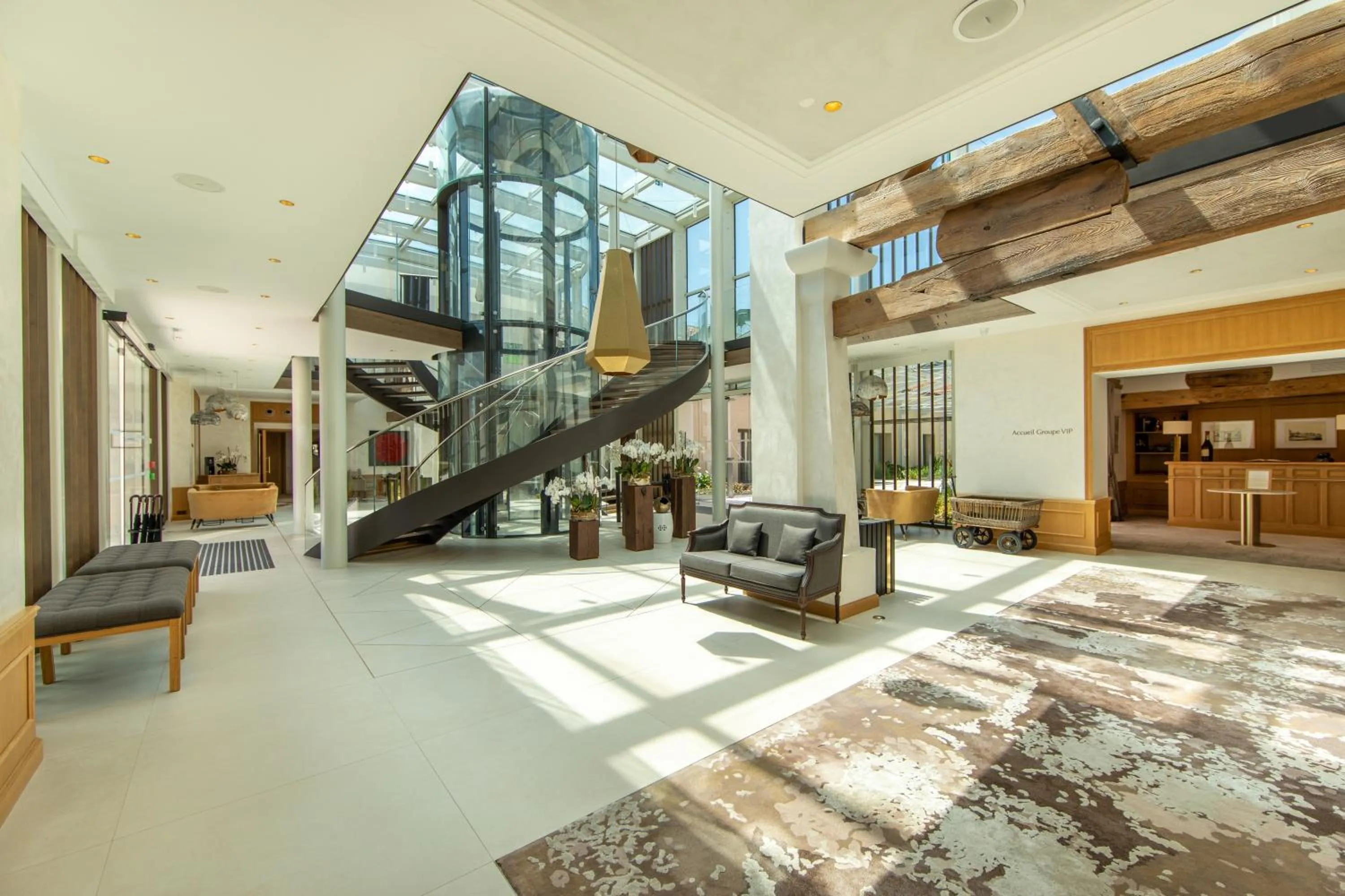 Lobby or reception in Hôtel Chais Monnet & Spa