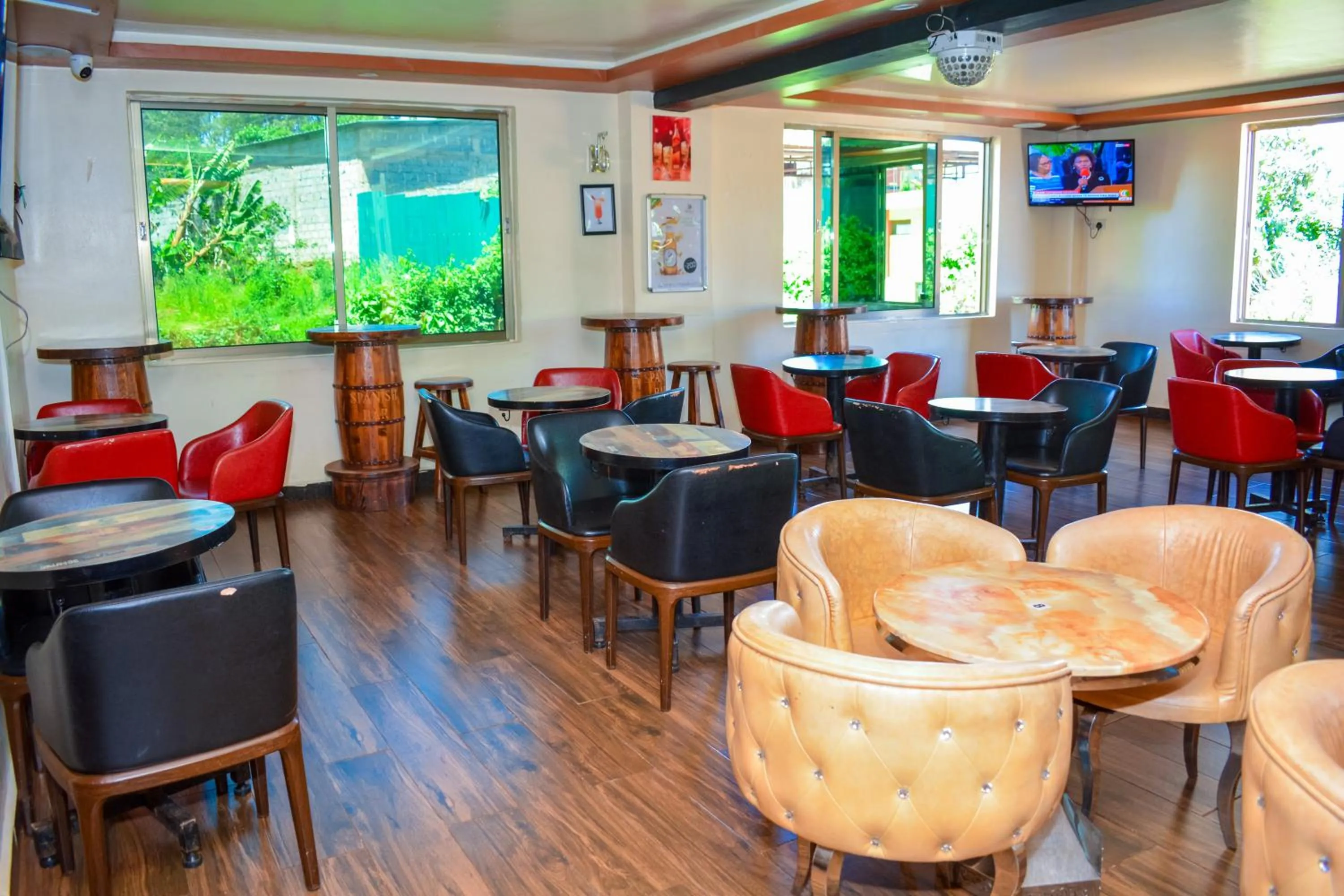 Restaurant/places to eat in Omega Gardens Hotel