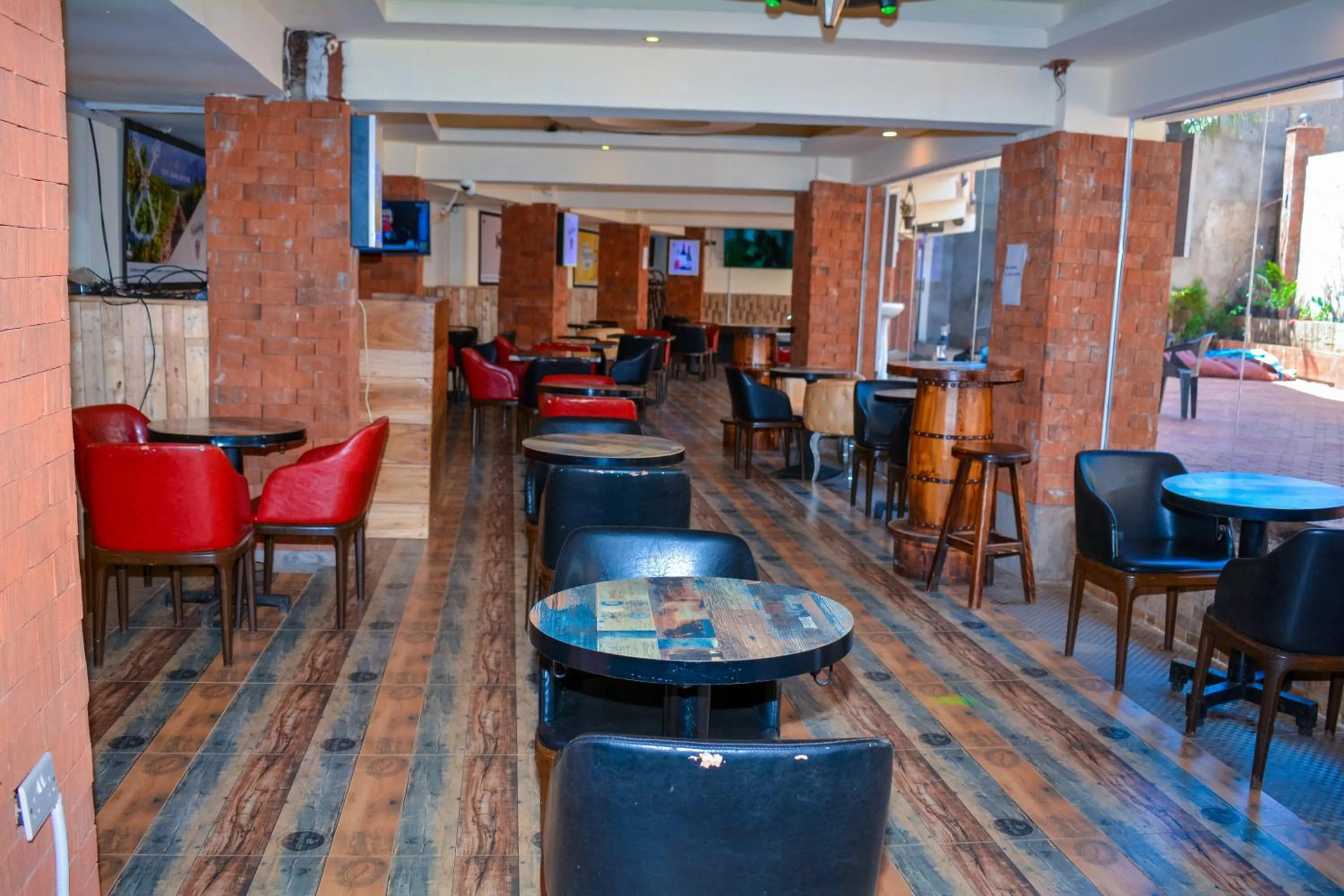 Restaurant/places to eat in Omega Gardens Hotel