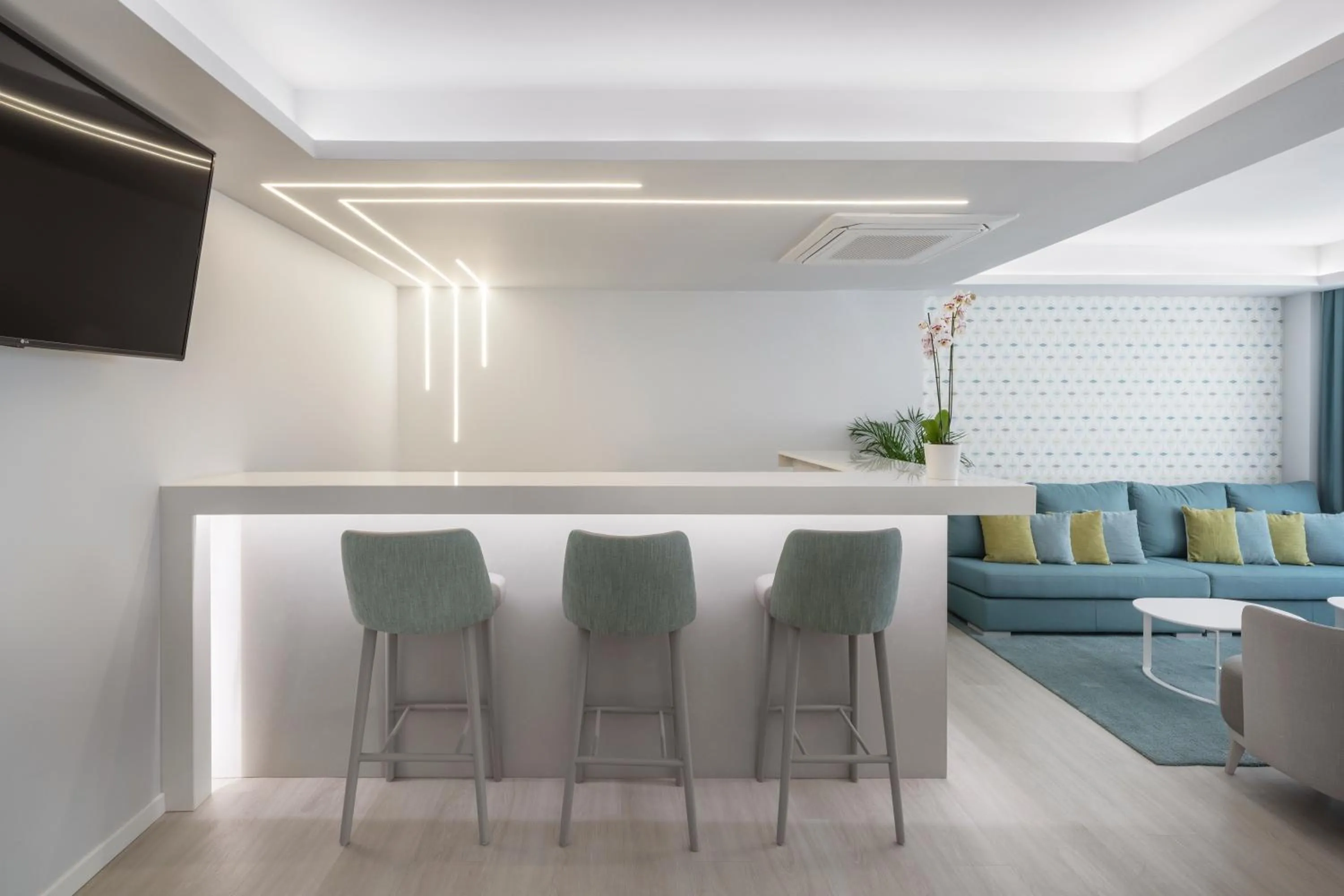 Communal lounge/ TV room in AlvorMar Apartamentos Turisticos