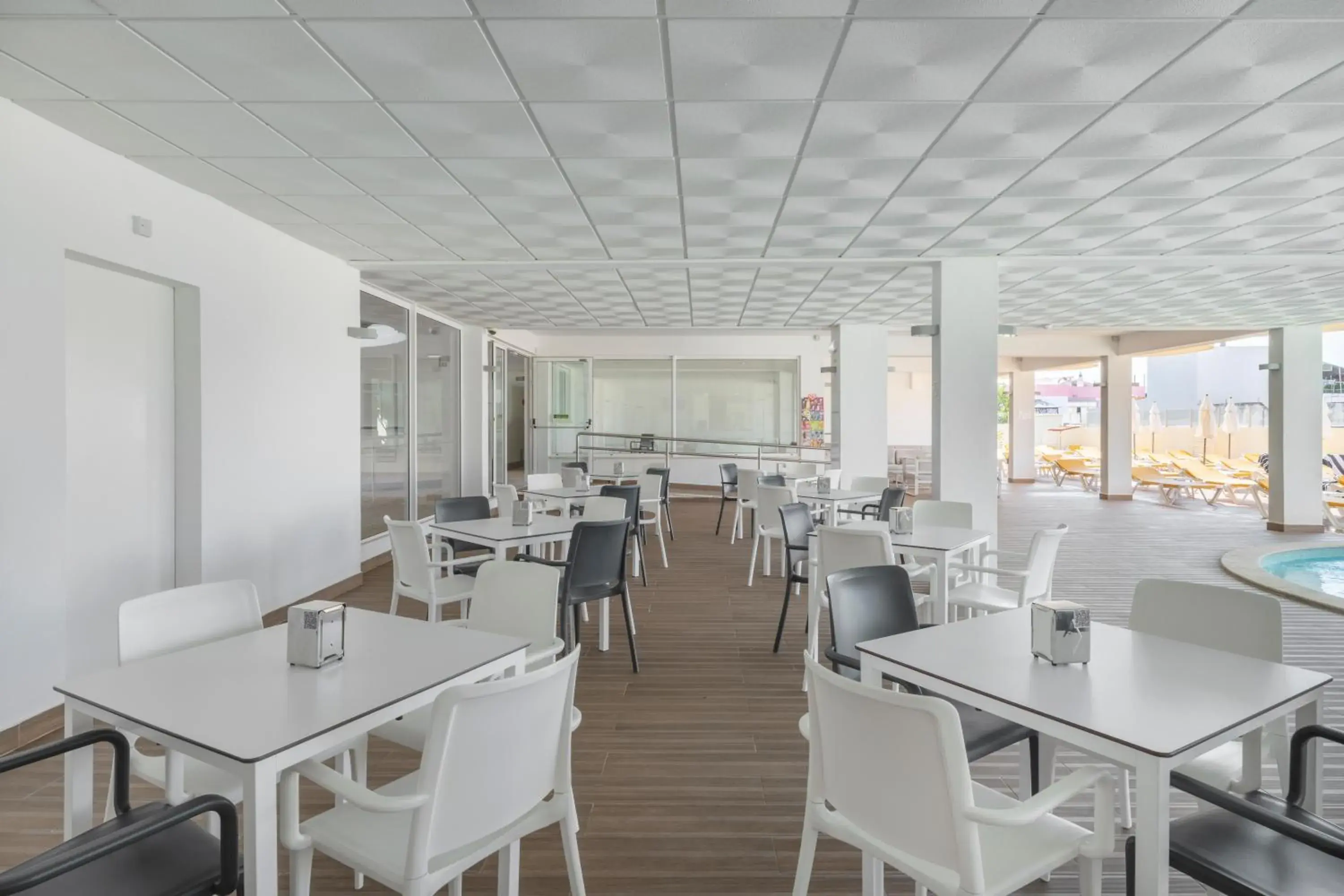 Lounge or bar in AlvorMar Apartamentos Turisticos Lounge or bar in AlvorMar Apartamentos Turisticos