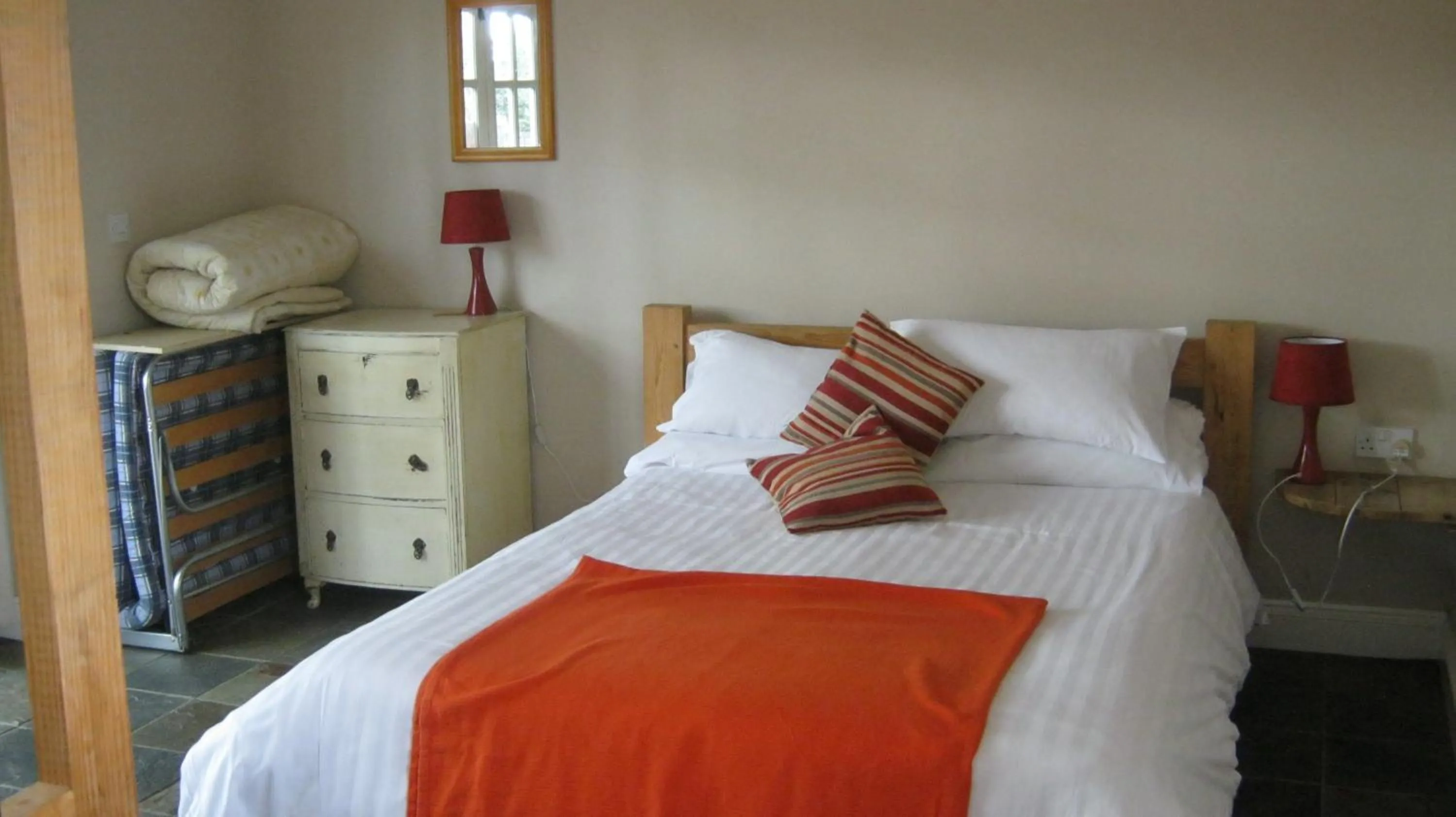 Bedroom, Bed in Turfcutters Arms