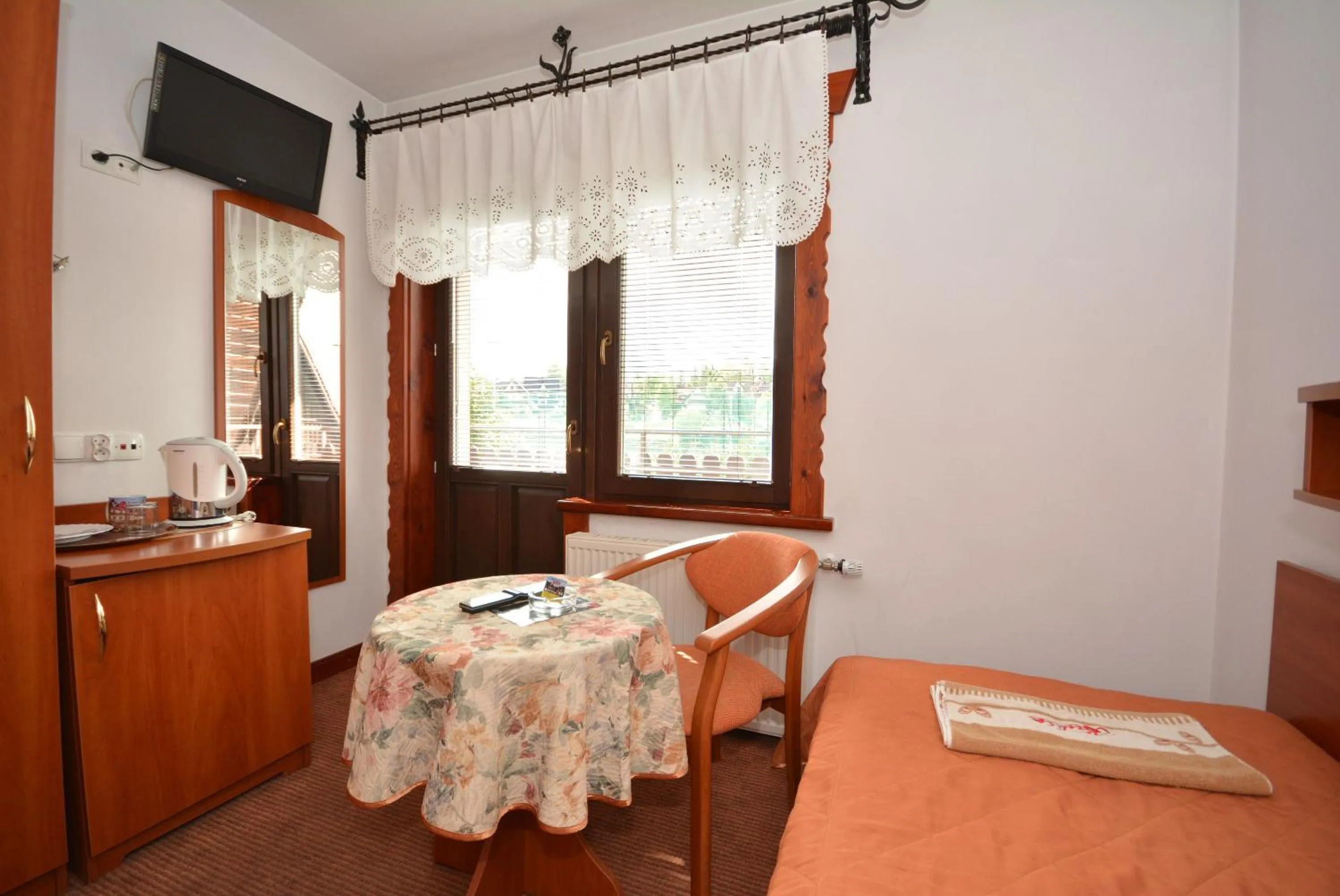 Photo of the whole room, Bed in Willa Kubik