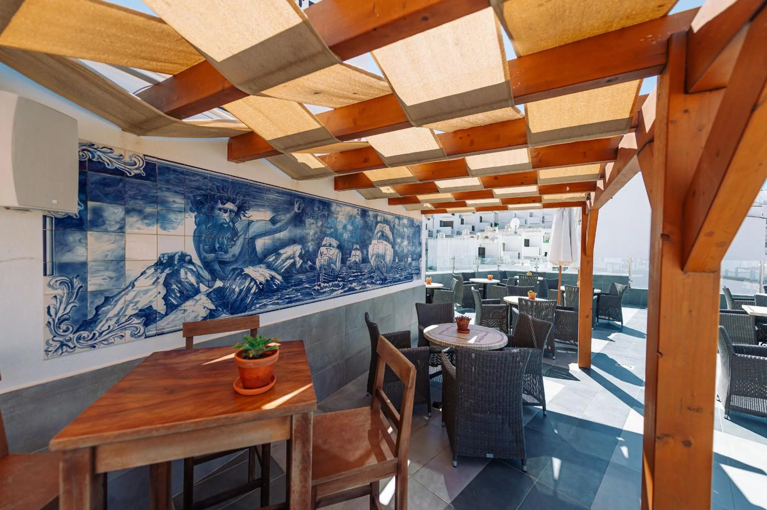 Lounge or bar in Hotel Carvoeiro Plaza