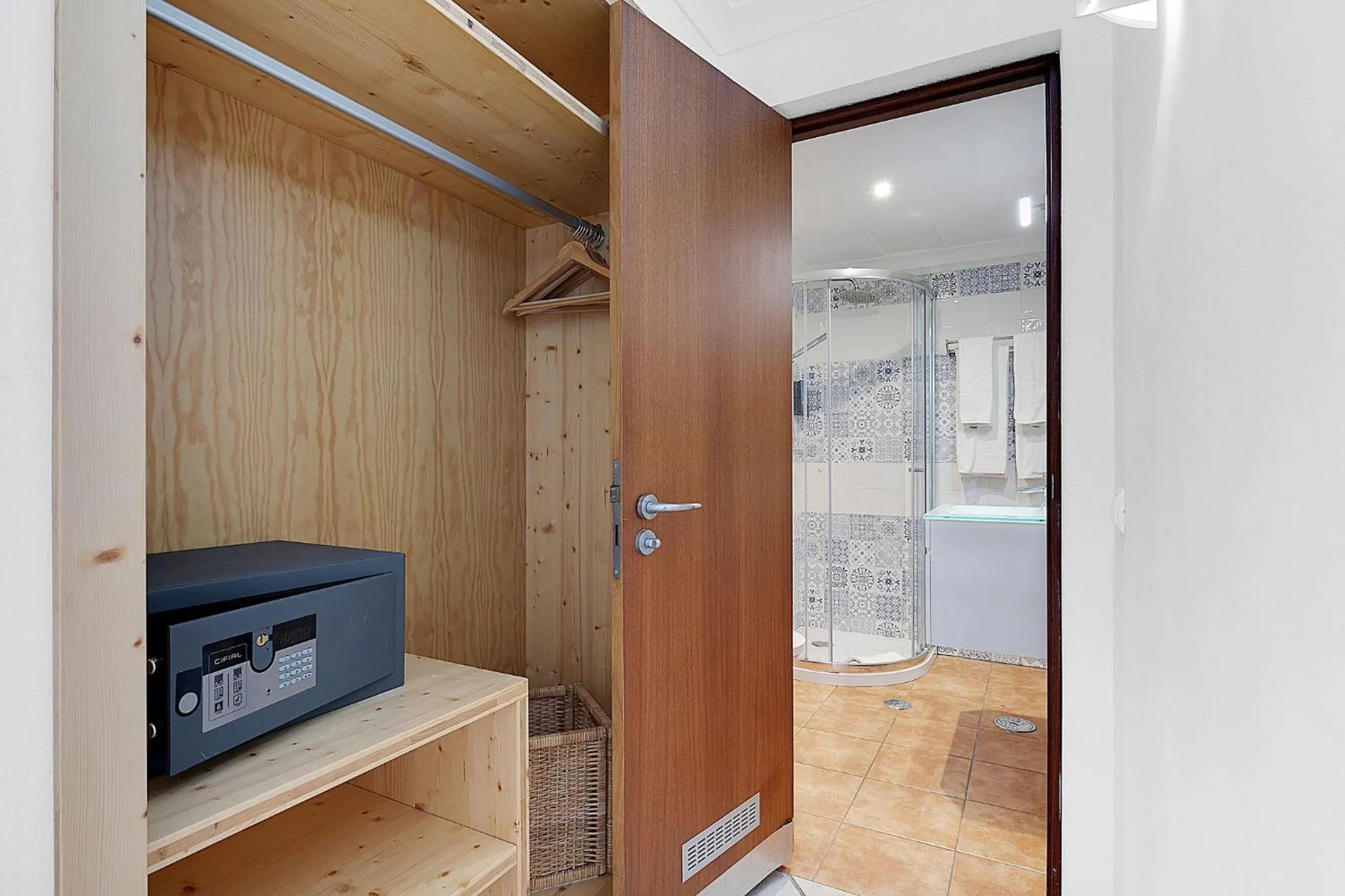 Shower in Hotel Carvoeiro Plaza