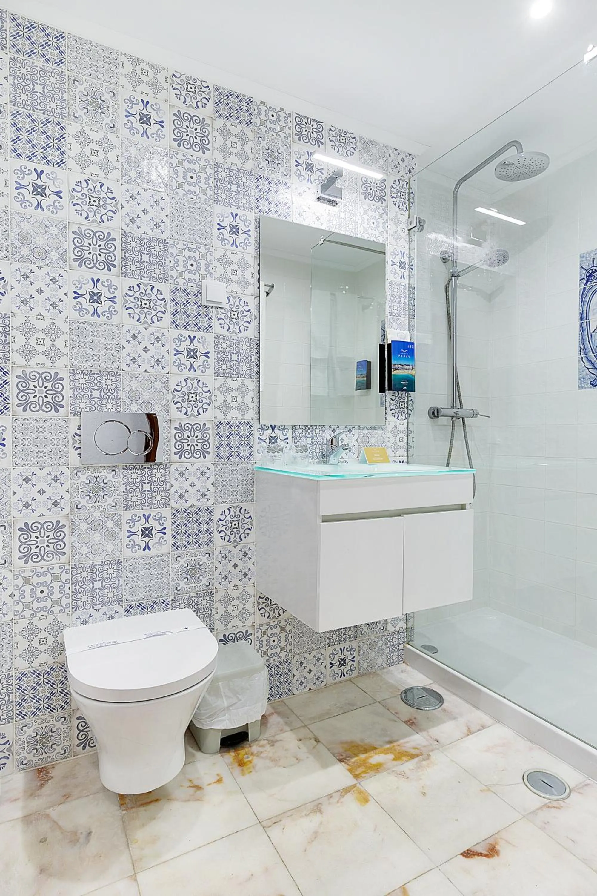 Shower in Hotel Carvoeiro Plaza