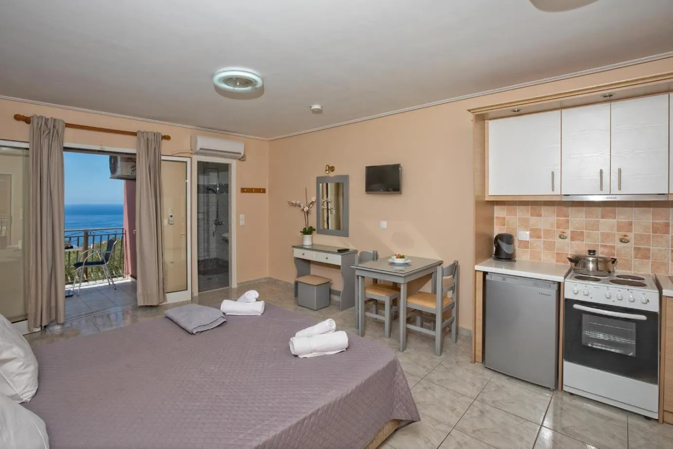 Kitchen or kitchenette in eleni studios