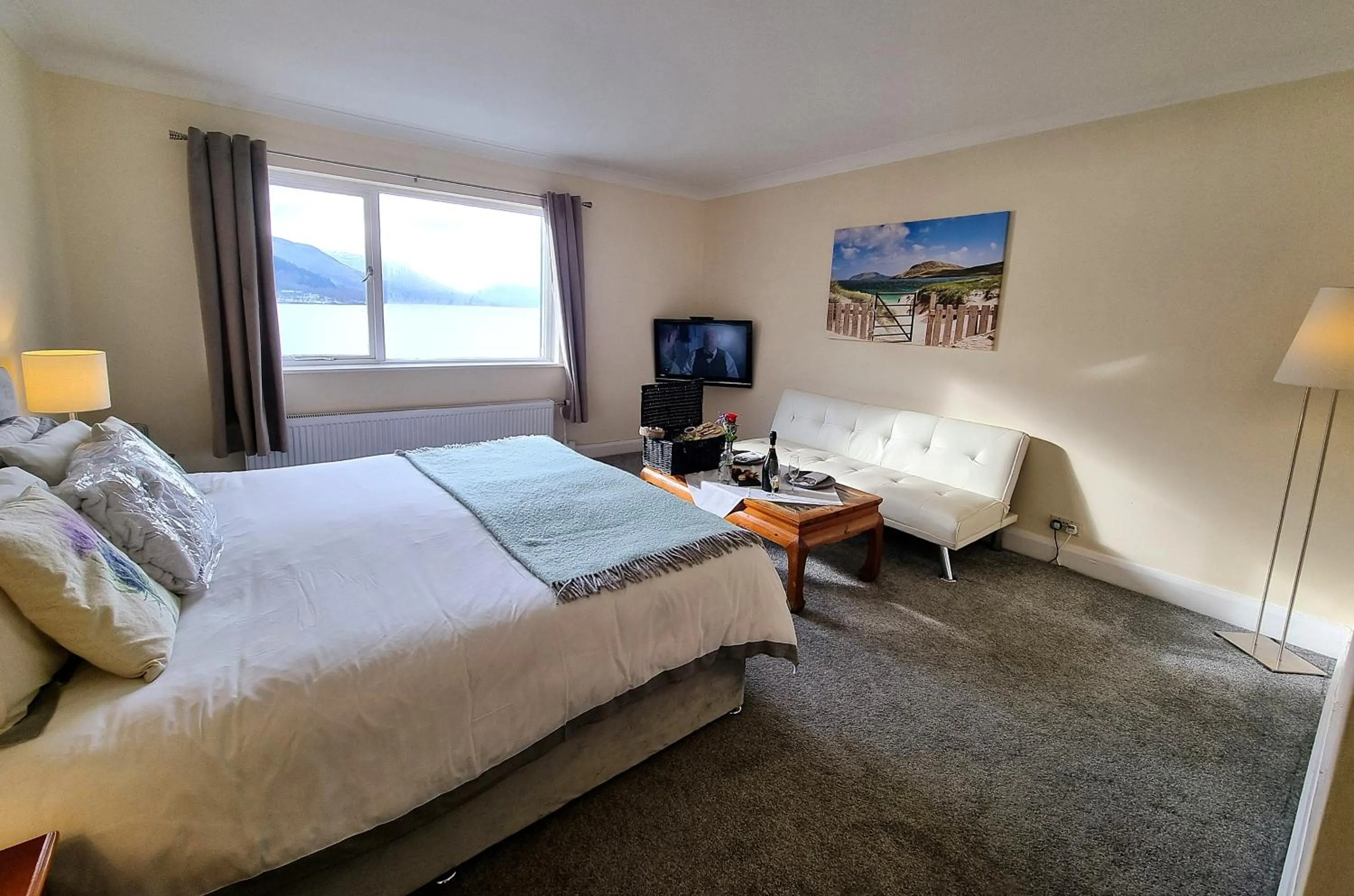 Photo of the whole room, Bed in The Four Seasons Hotel