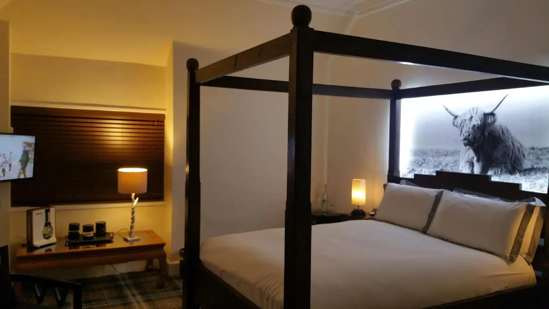 Property building, Bed in The Four Seasons Hotel Property building, Bed in The Four Seasons Hotel